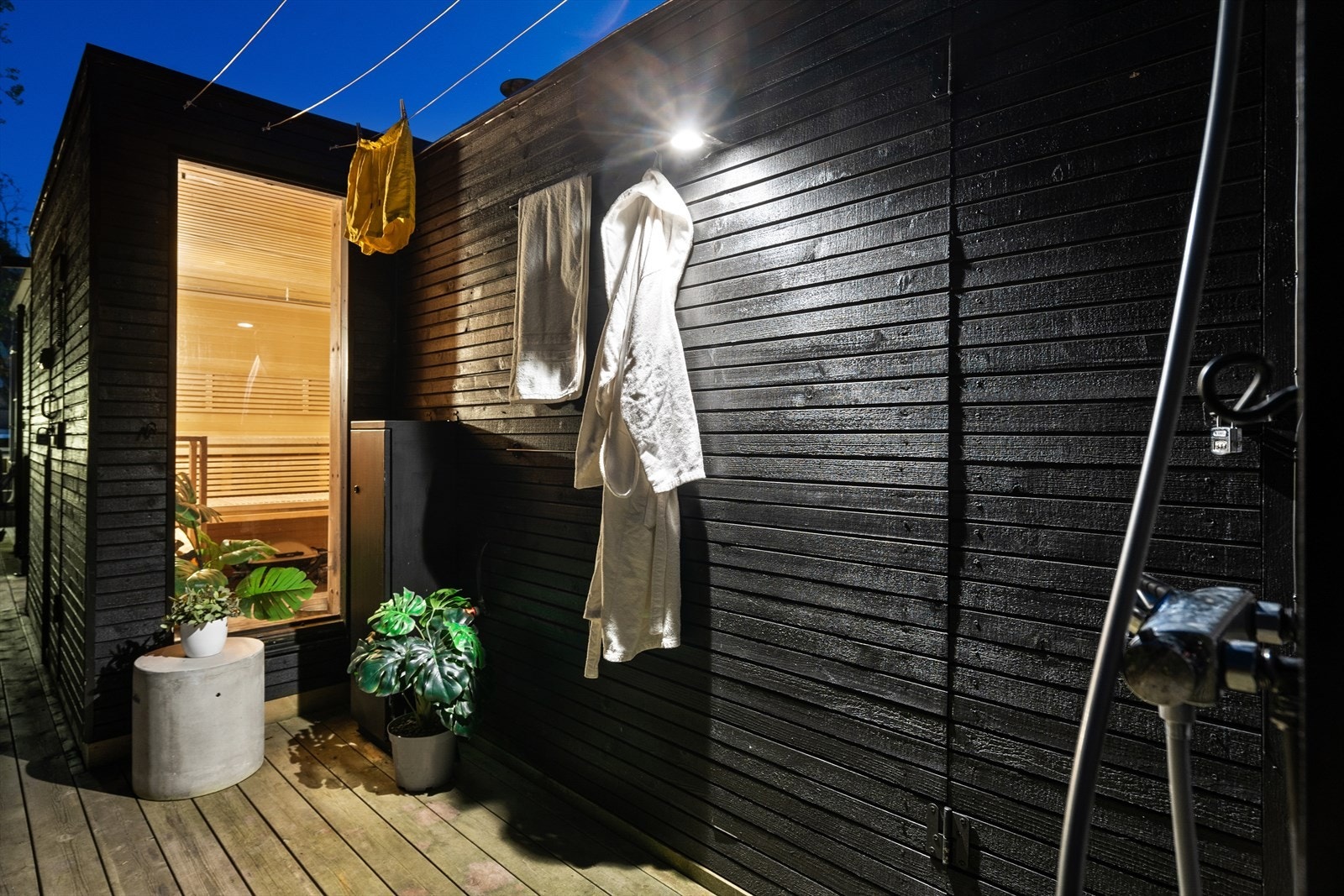 Rett på utsiden badstuen har du en utedusj, som seg bør Galleribilde