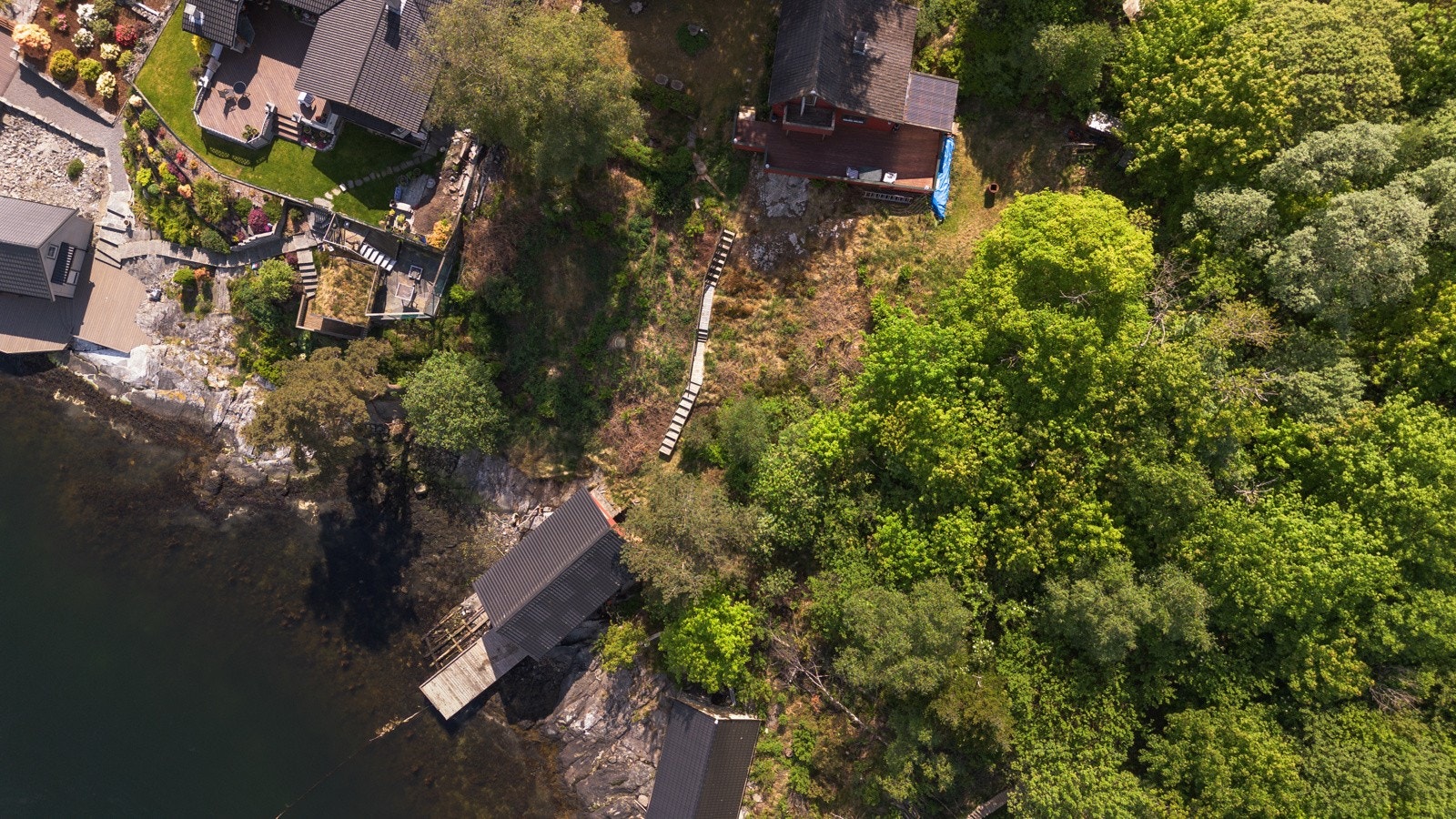 Hytten ligger i et boligfelt hvor de fleste hytter er gjort om til helårsbolig Galleribilde
