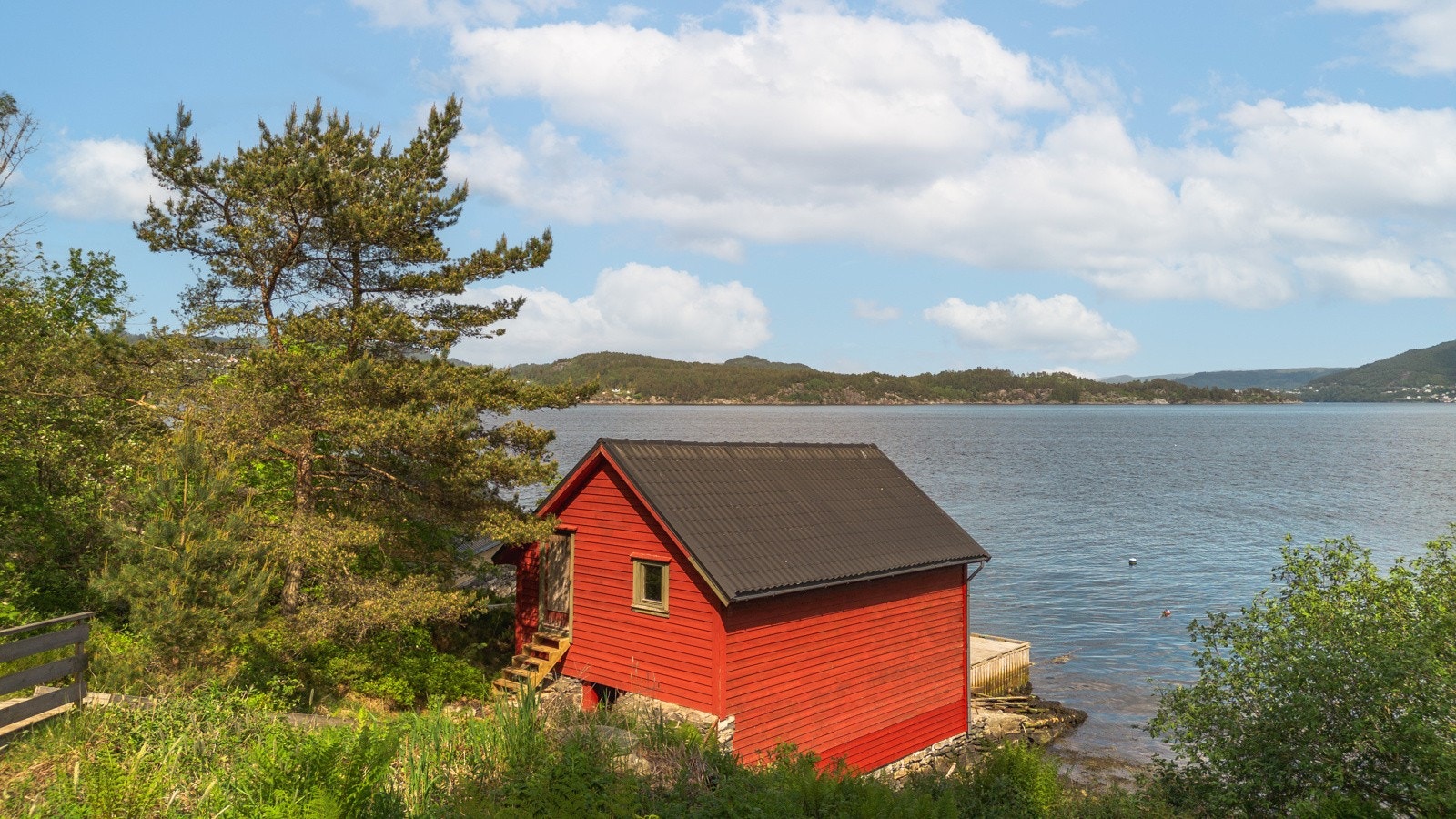 Naustet og kai ble oppført rundt 1988 Galleribilde