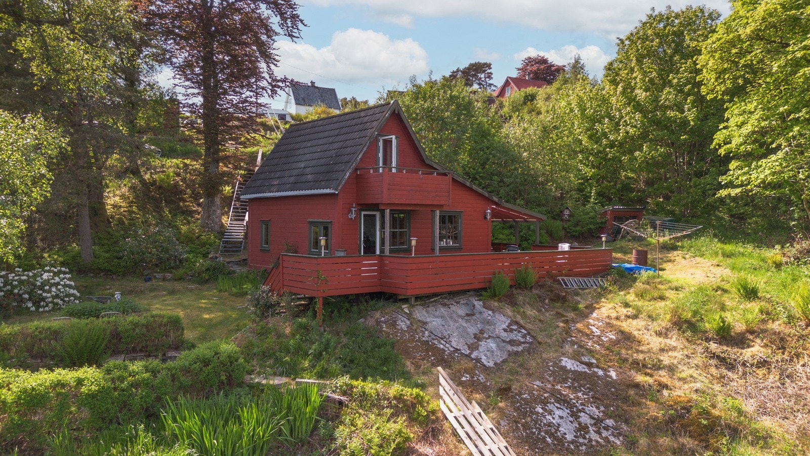 Hytten ligger til i naturskjønne omgivelser Galleribilde