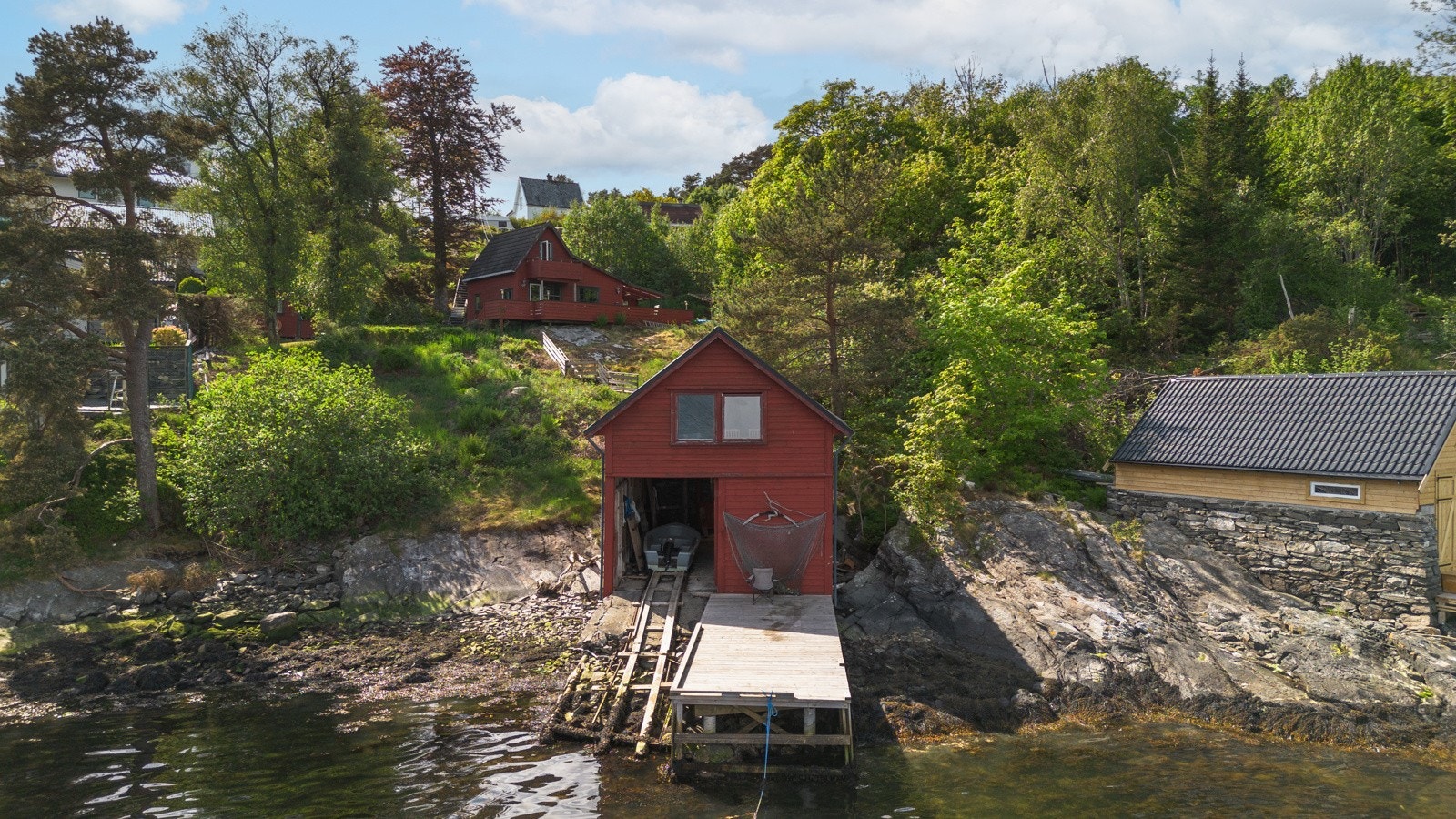 Nydelig sjøeiendom med naust og kai Galleribilde