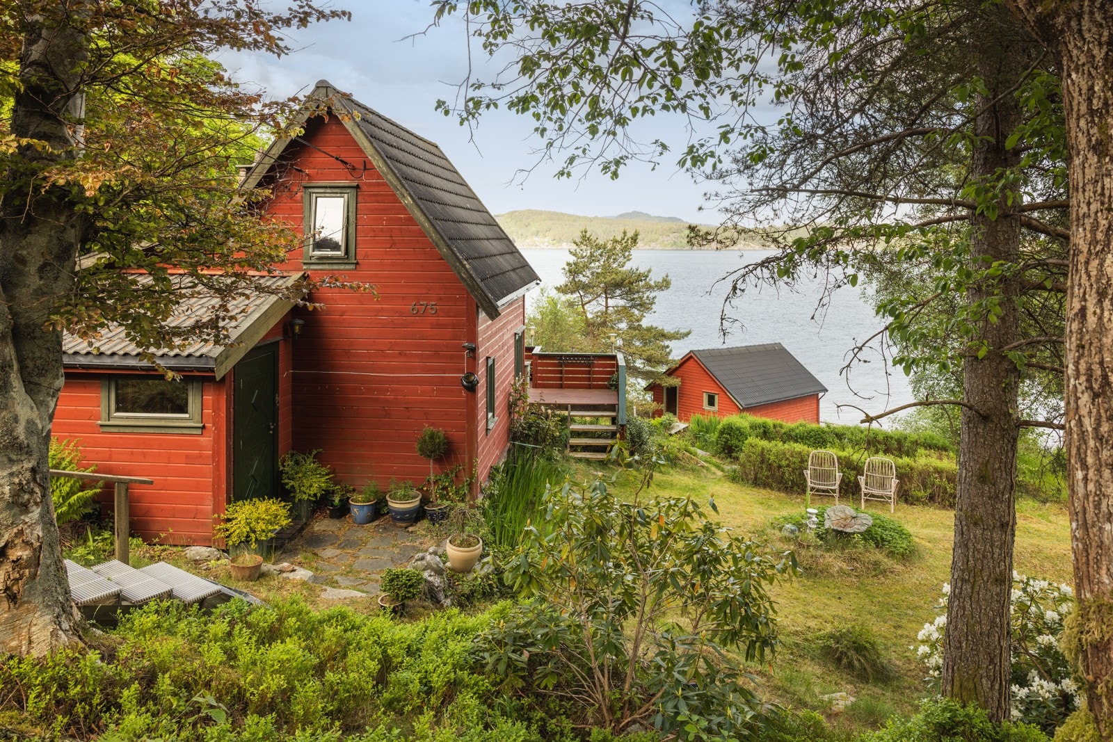 Det er bilvei frem til tomten og parkering på tomt Galleribilde