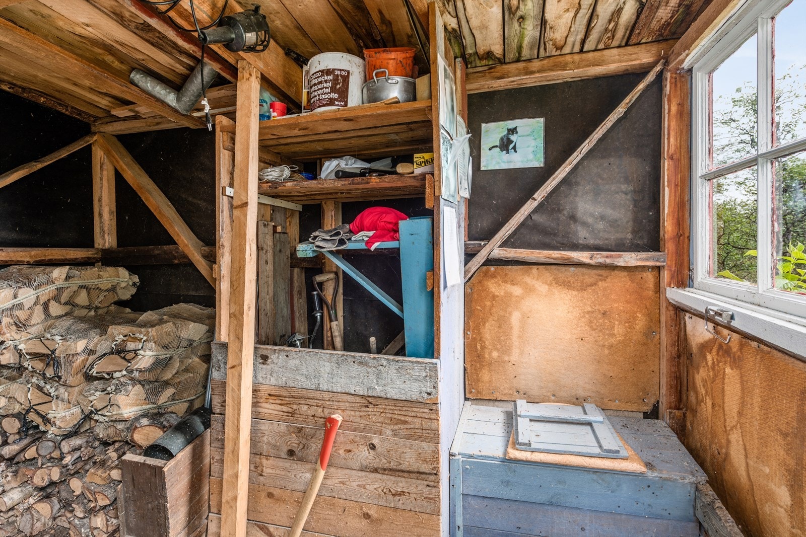 Vedskjul / Utedo Galleribilde