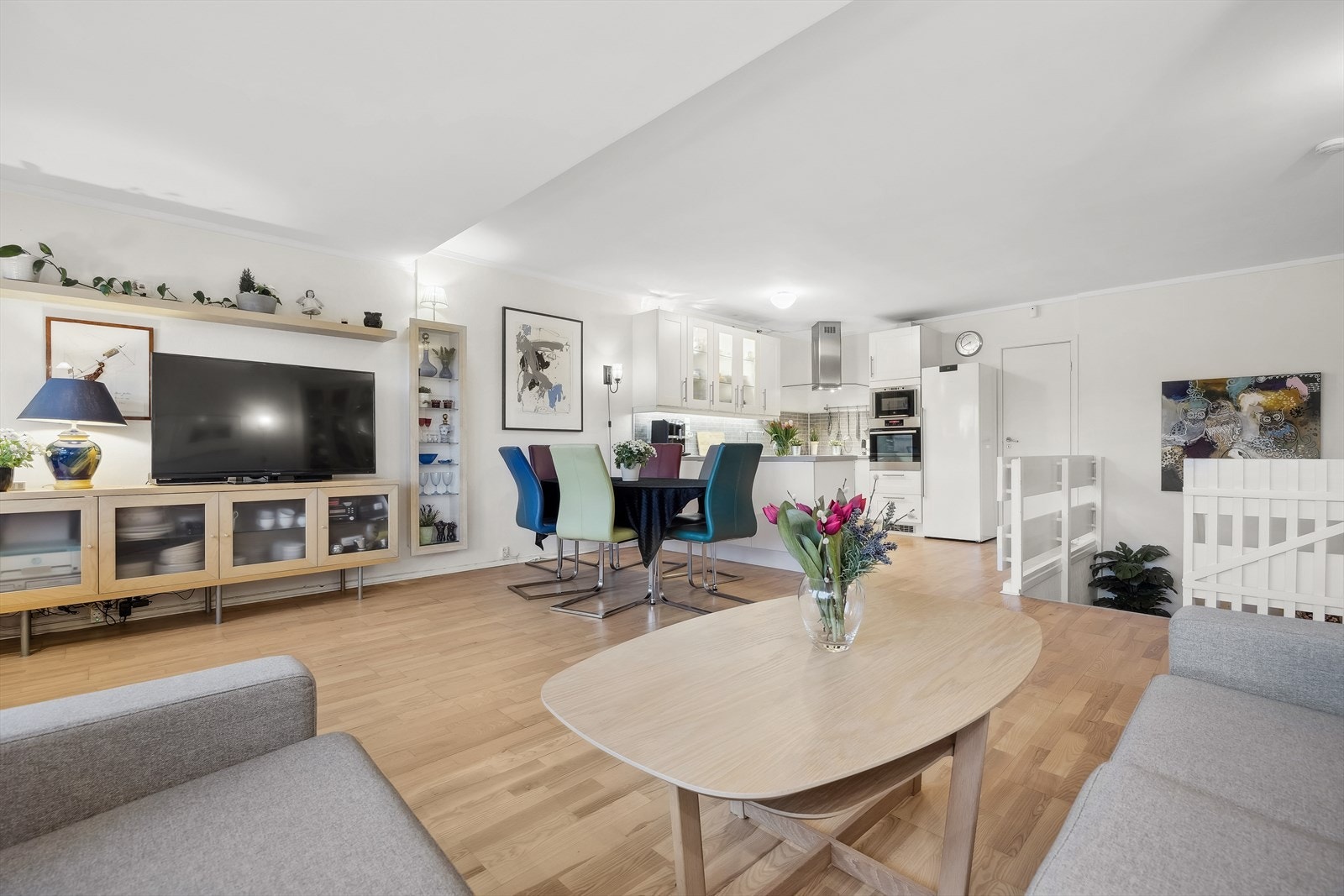 Stuen har et moderne preg med åpen løsning mot kjøkkenet Galleribilde