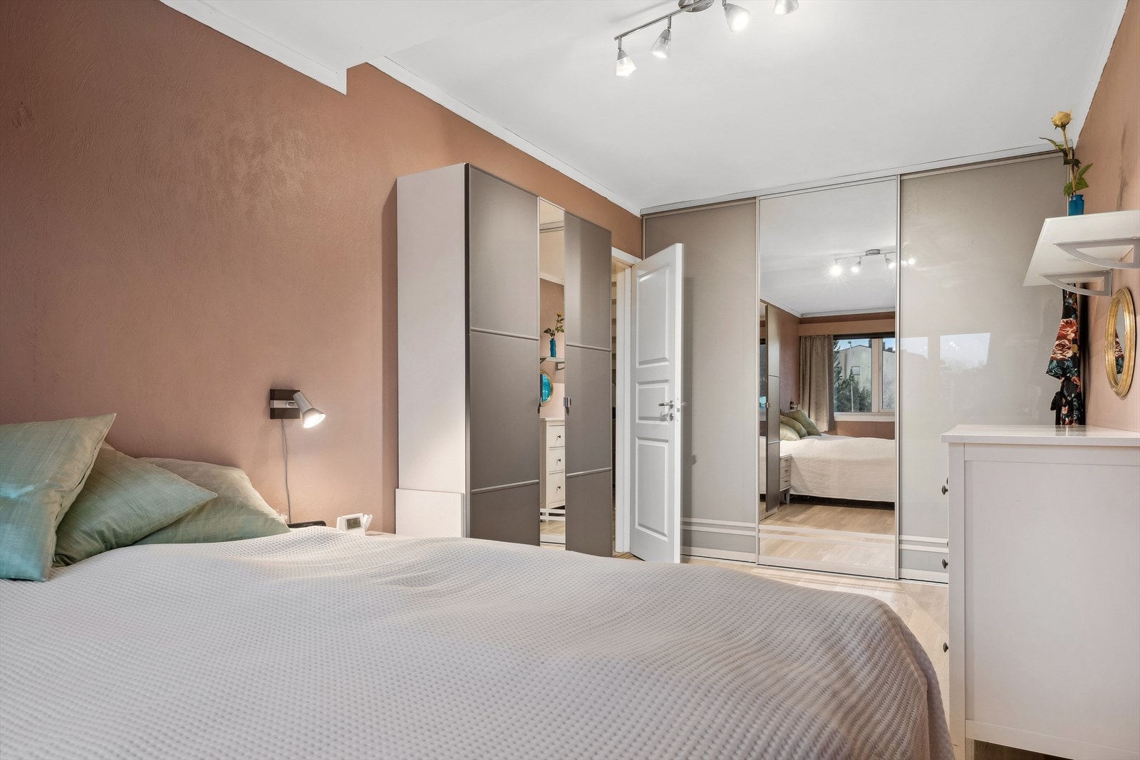 Soverom 1 har også montert skyvedørsgarderobe med speilfront. Galleribilde