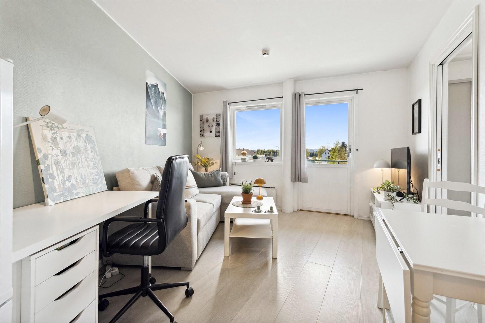 Fra stua er det utgang til balkong. Galleribilde