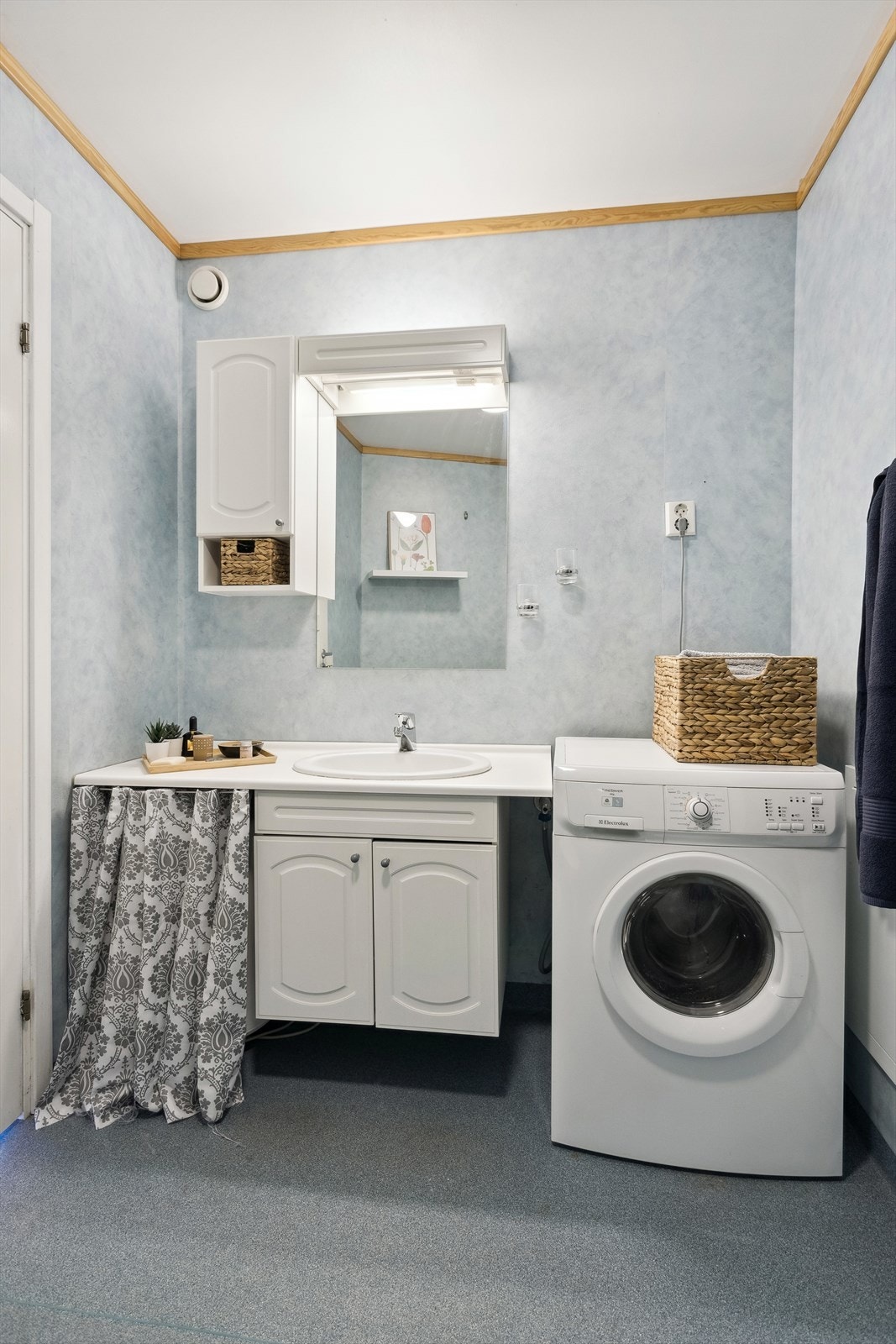 Badet har overflater med vinylbelegg. Galleribilde