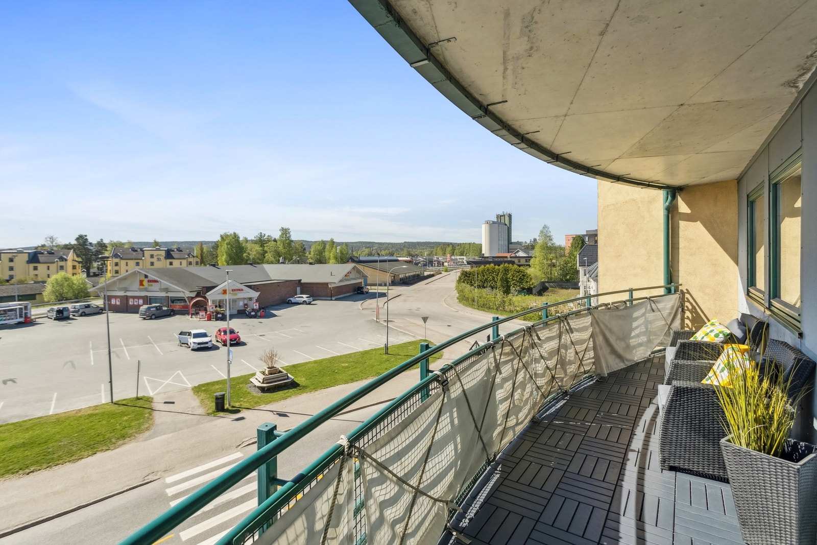 Balkongen er på 12 m2, og er sydvendt! Et uterom man kan gjøre mye ut av! Galleribilde