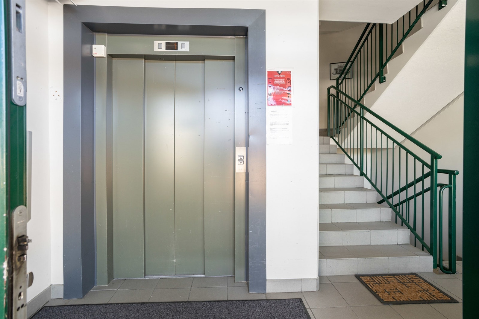 Heis fra inngangsplan opp til leilighetsplanet i 3.etasje Galleribilde