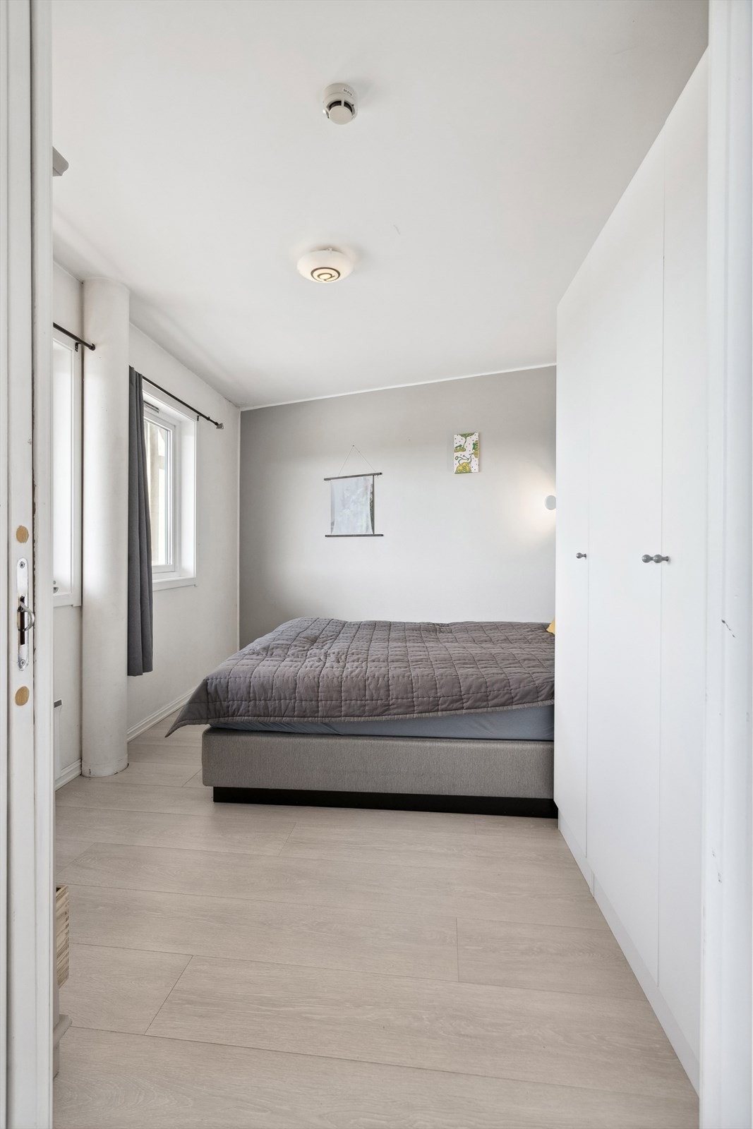 Soverom med stort garderobeskap. Galleribilde