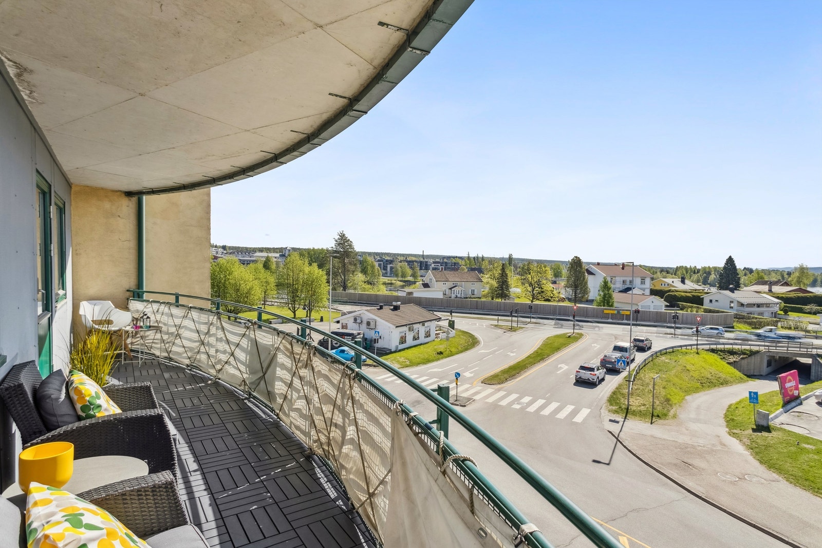 Et forlengelse av stua i sommerhalvåret! Hyggelig sentrumsutsikt. Galleribilde