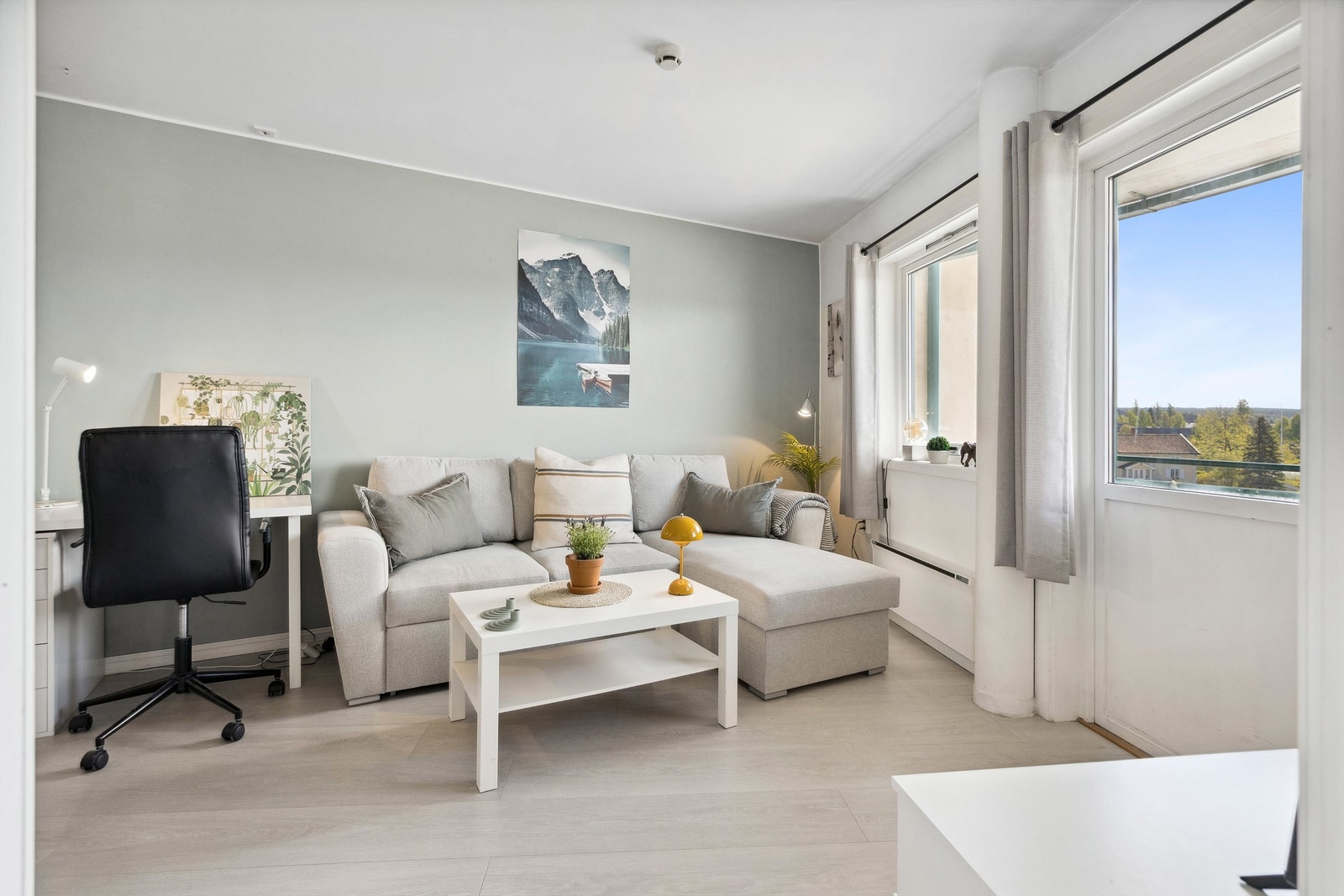 Stue, med god plass til sittegruppe. Galleribilde