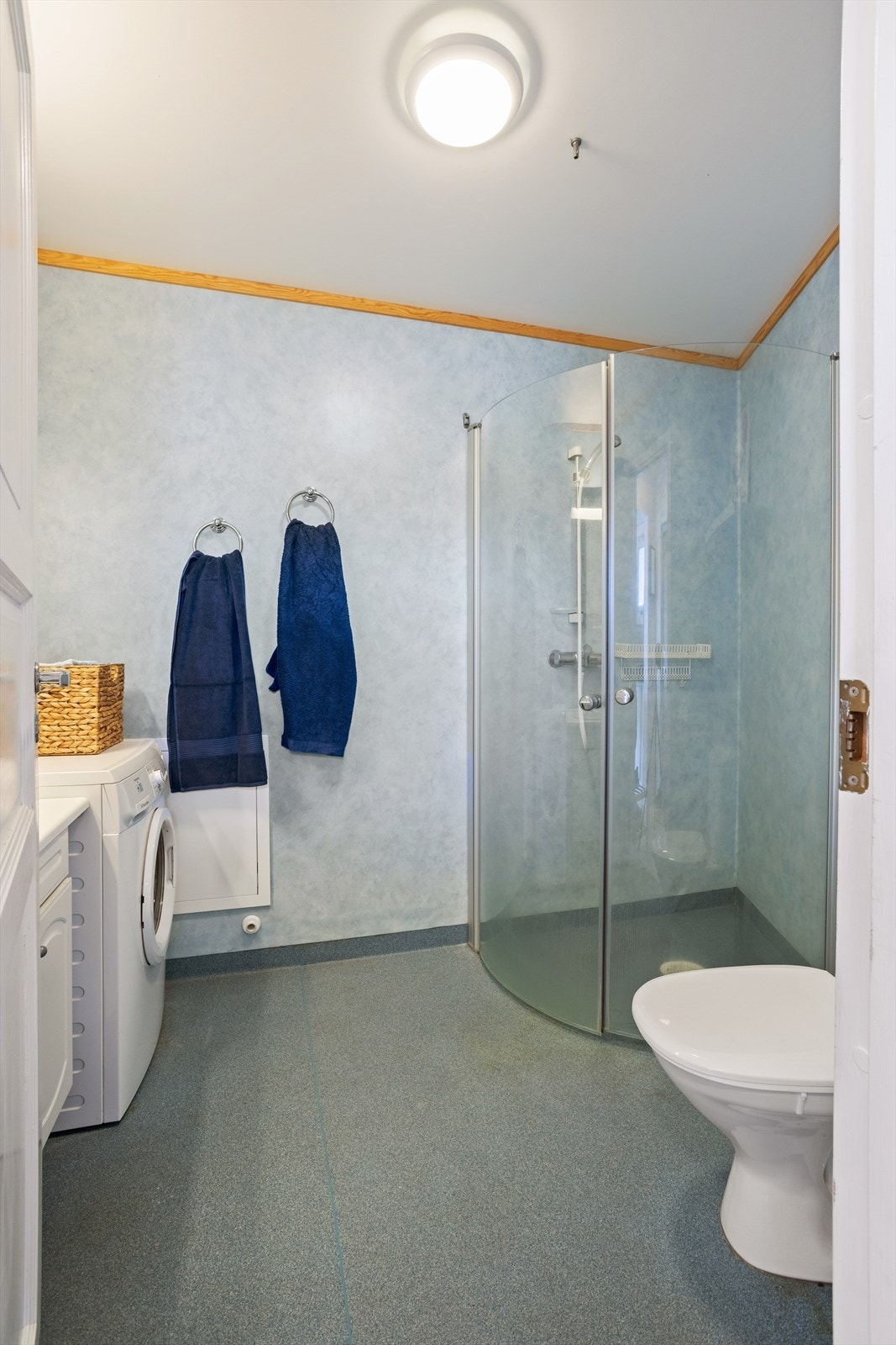 Dusjhjørne med innfellbare glassdører for god plassutnyttelse. Galleribilde