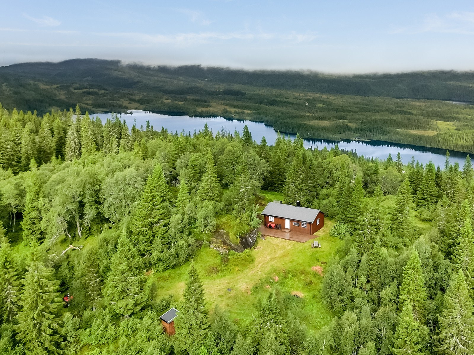Velkommen til Grandseterveien 577. En skjermet og idyllisk plass med gode sol- og utsiktsforhold. Galleribilde