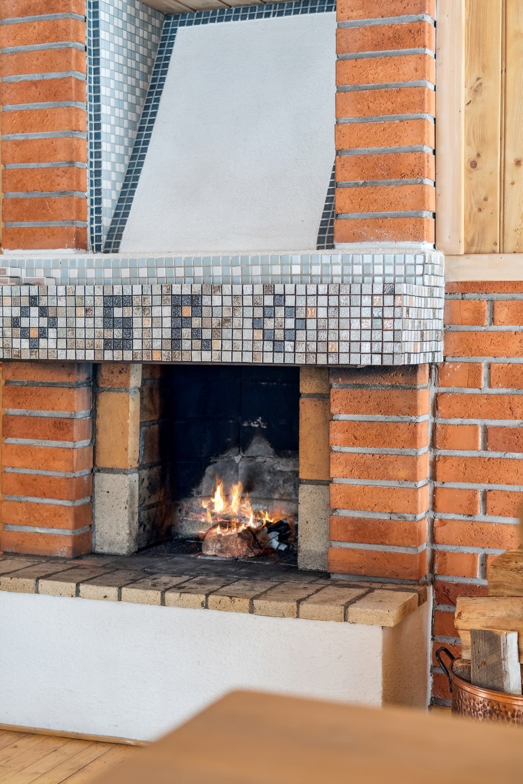 Stuen er utstyrt med peis som gir varme og hygge på kjølige dager. Galleribilde