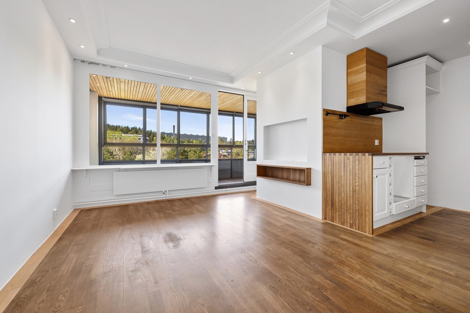 En moderne 1-roms med stor solrik innglasset balkong Galleribilde