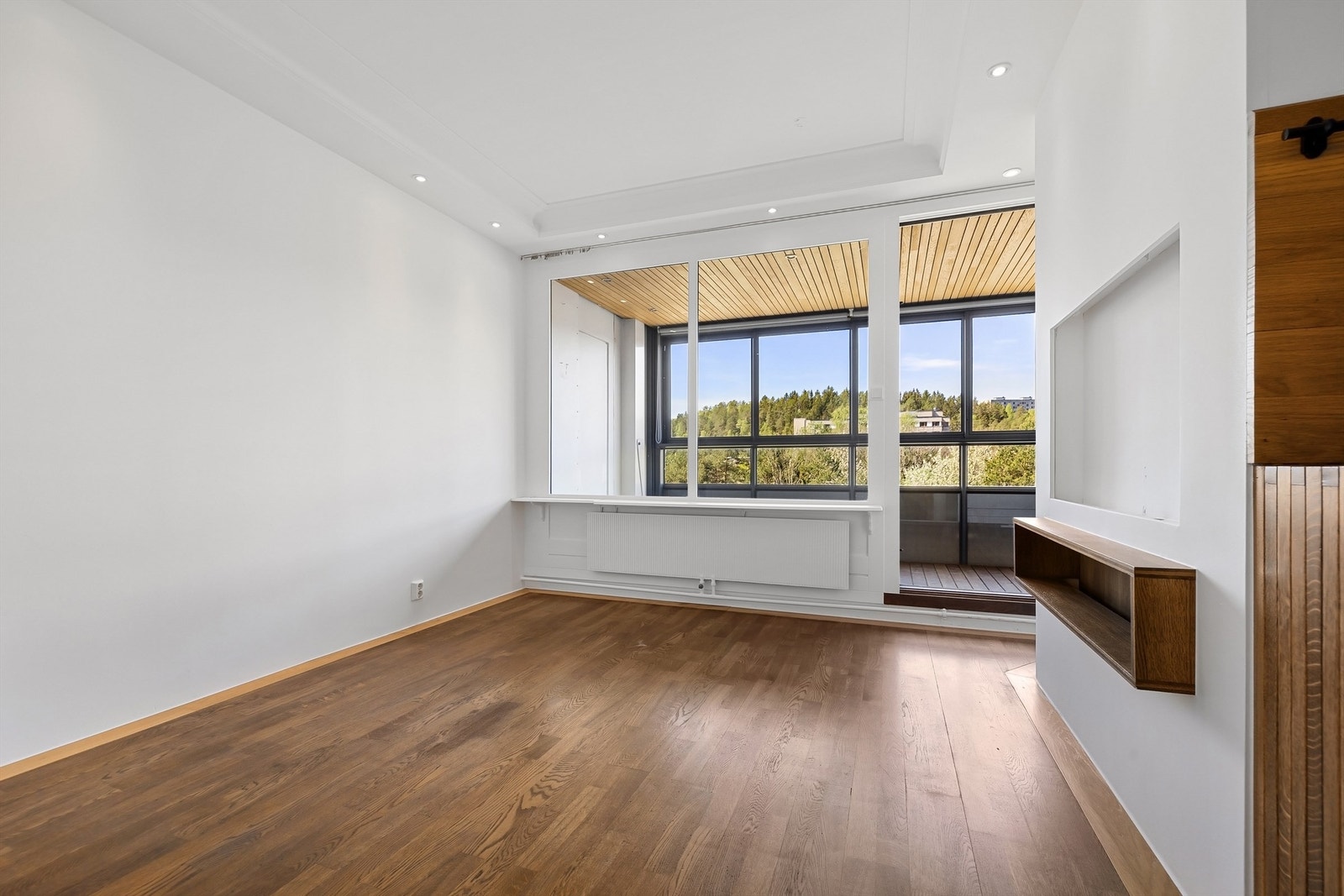 En arealeffektiv planløsning med god plass til sofagruppe og spisebord Galleribilde