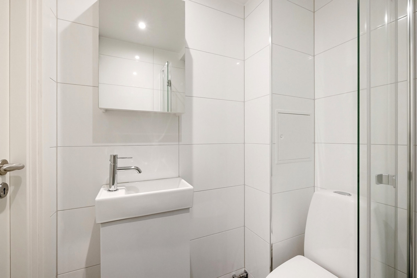 Flislagt baderom med praktisk innredning Galleribilde