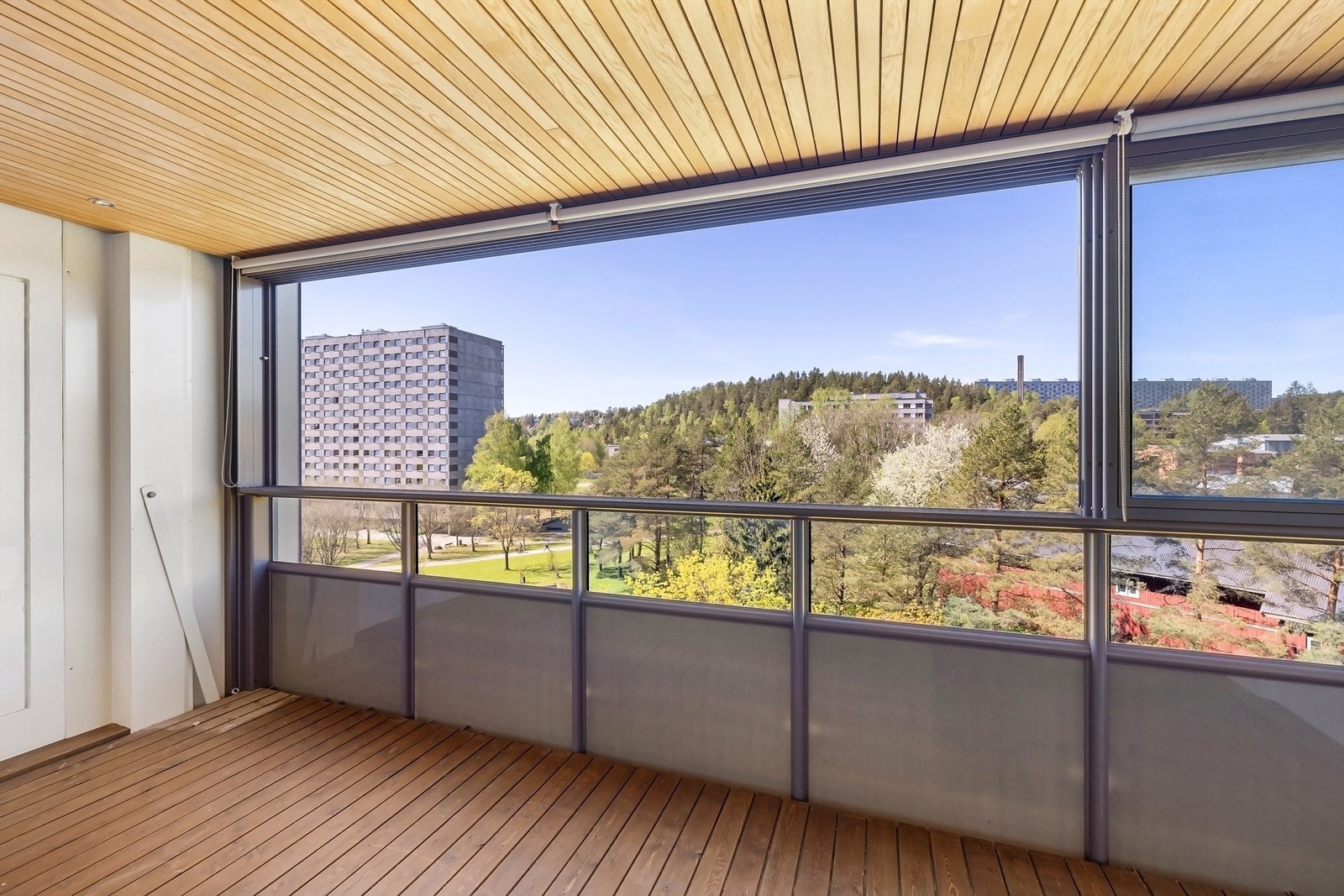 Fra stuen er det utgang til en romslig og innglasset balkong med gode solforhold Galleribilde