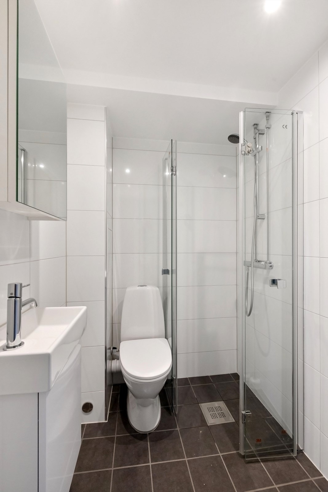 Badet er utstyrt med gulvvarme, downlights i tak og opplegg for vaskemaskin Galleribilde