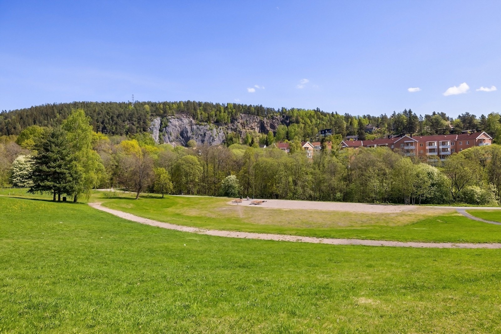 Åpen og fin park i nærområdet Galleribilde