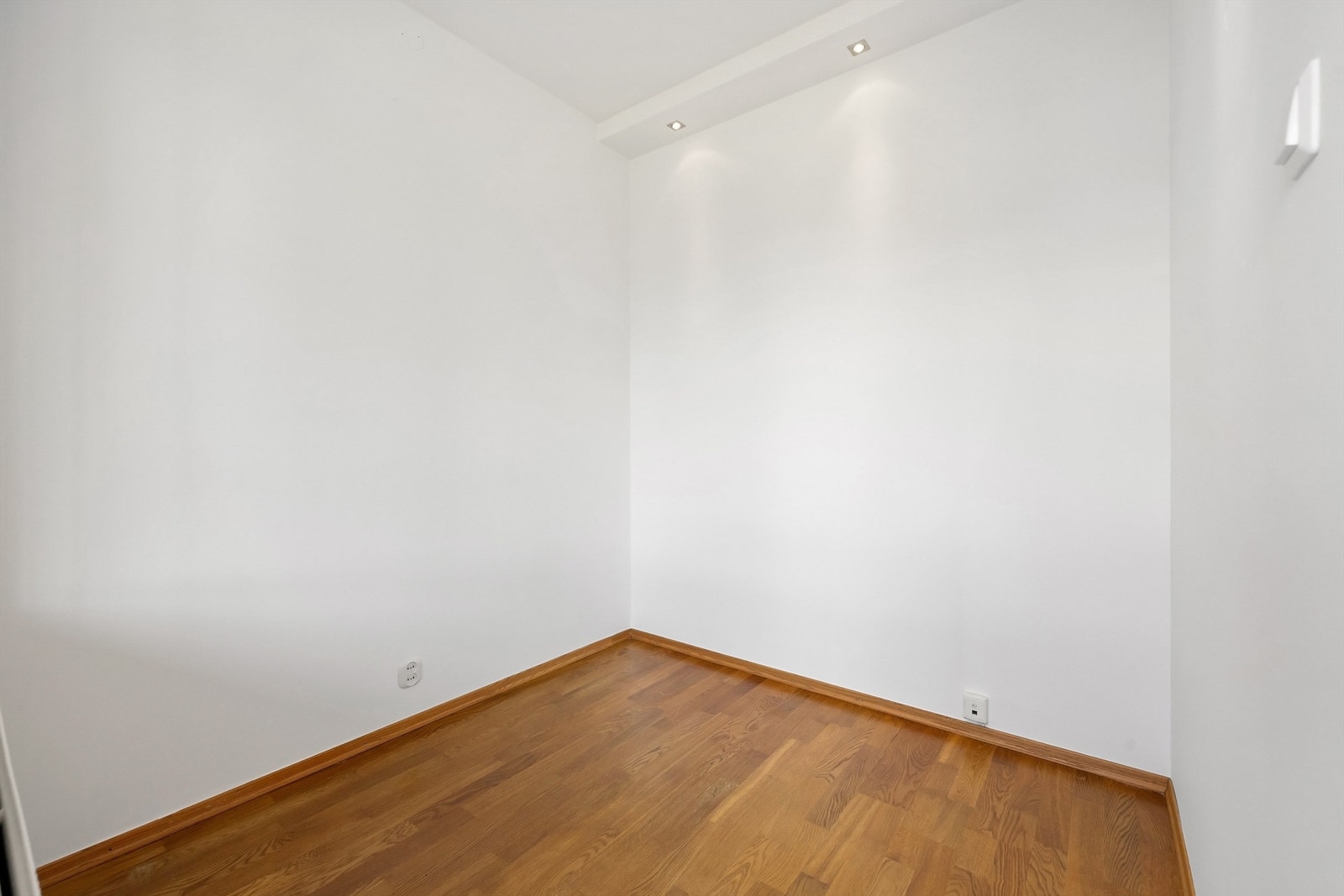 Sovealkove med plass til seng og enkel garderobeløsning Galleribilde