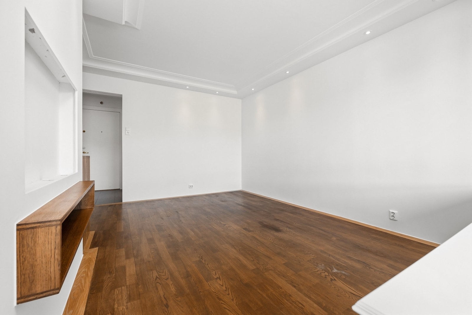 Området har et godt tilbud av offentlig kommunikasjon, både med t-bane og buss. Boligen er ca. 8 minutters gange unna t-banestasjonen Grorud Galleribilde