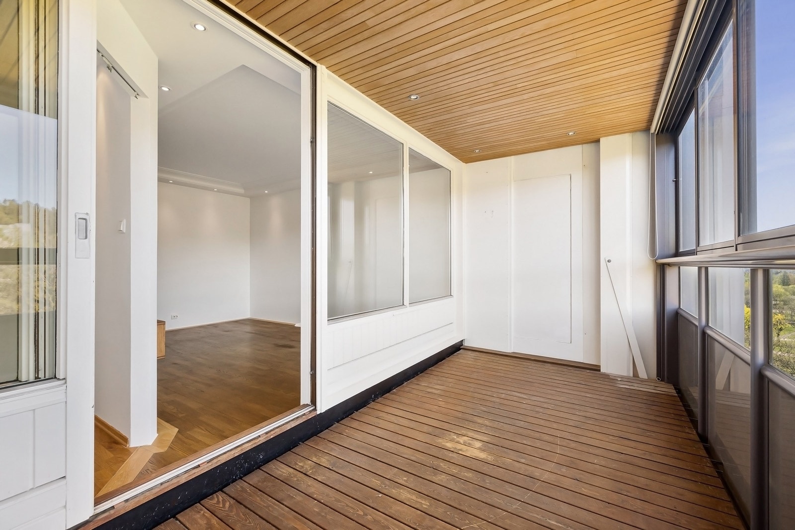 Den innglasserte balkongen blir som en forlengelse av stuen Galleribilde