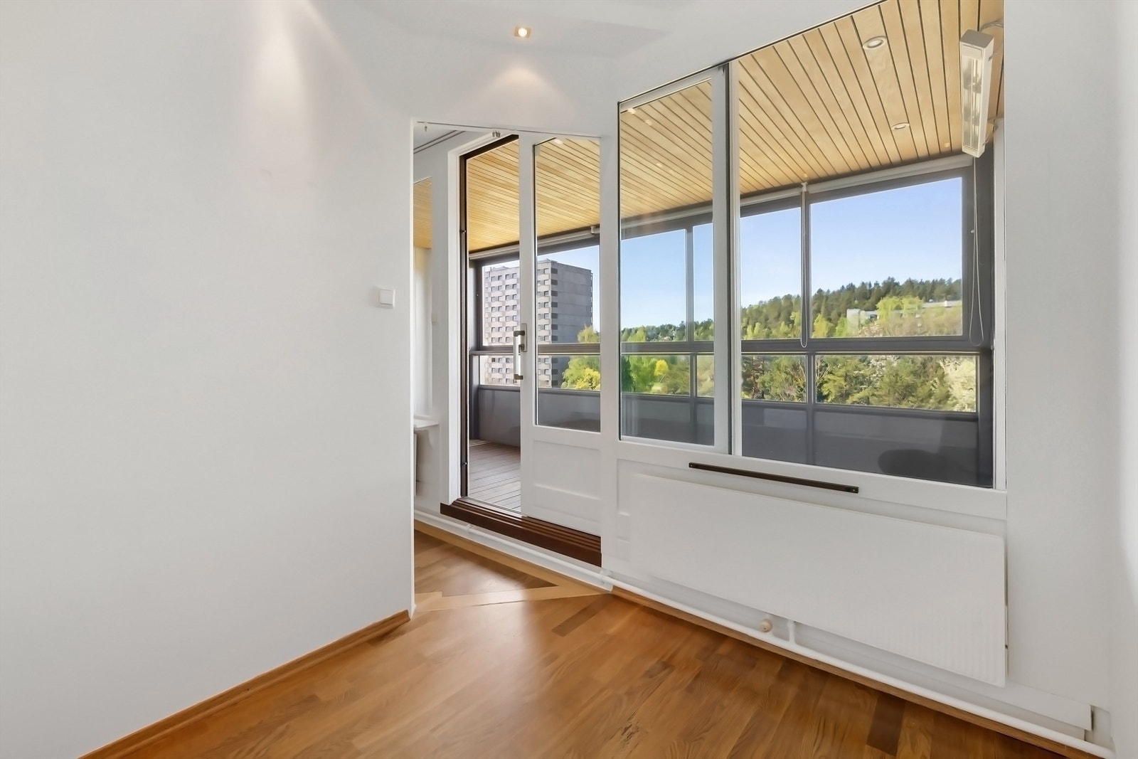 Sovealkoven har vindu ut mot balkong Galleribilde