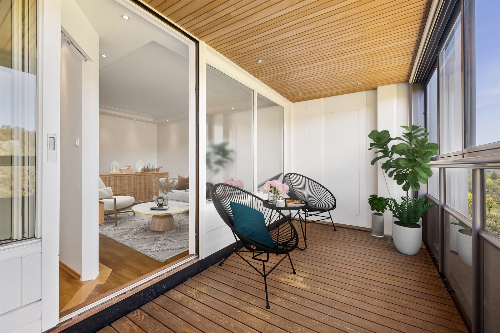 Virtuell styling av innglassert balkong og stue Galleribilde