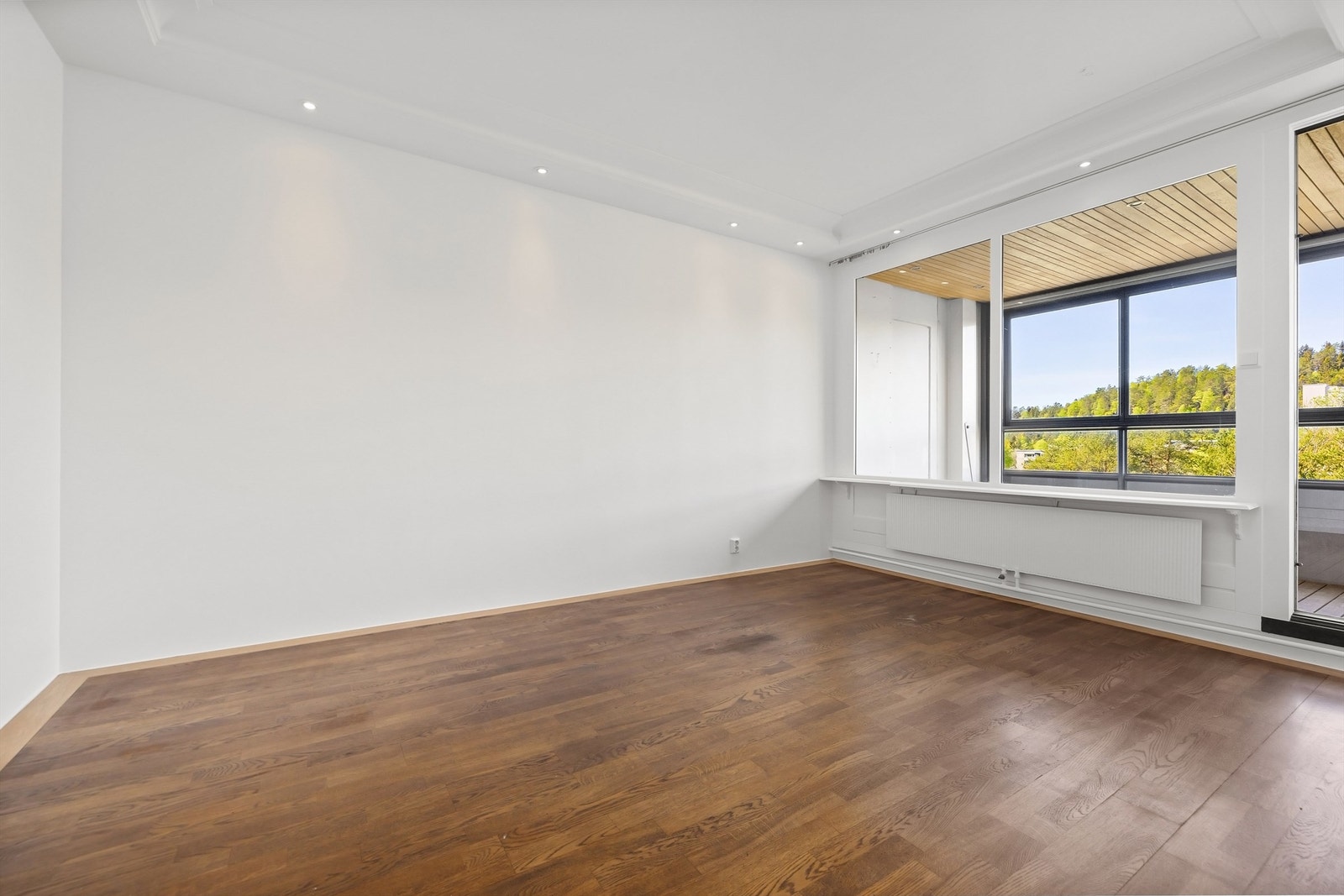 Leiligheten ligger i et veletablert område på Ammerud med flotte fellesområder, samt nærhet til dagligvarebutikker, gode servicetilbud og marka som nærmeste nabo Galleribilde