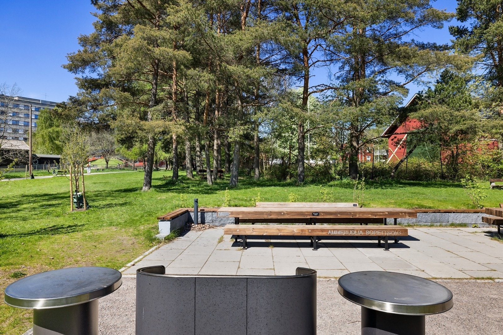 Hyggelige fellesarealer med spisegrupper og grill Galleribilde