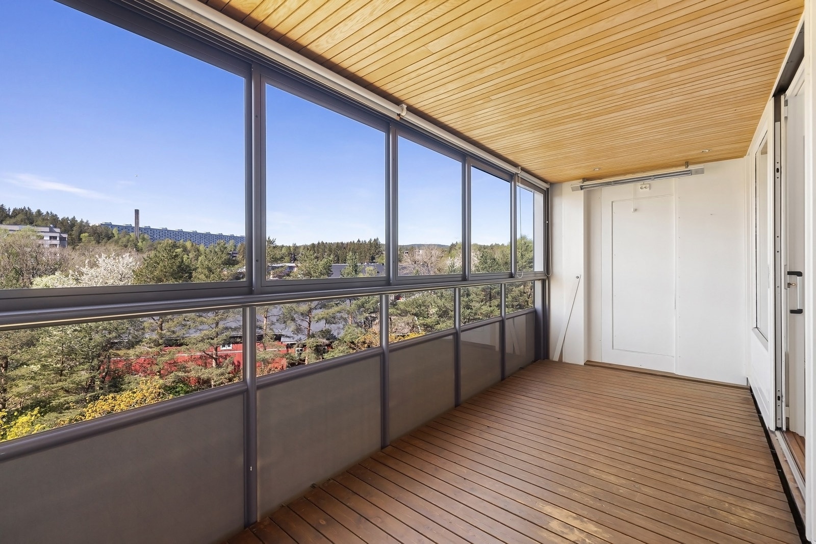 Balkongen har gode møbleringsmuligheter, og en nydelig utsikt over grøntareal Galleribilde