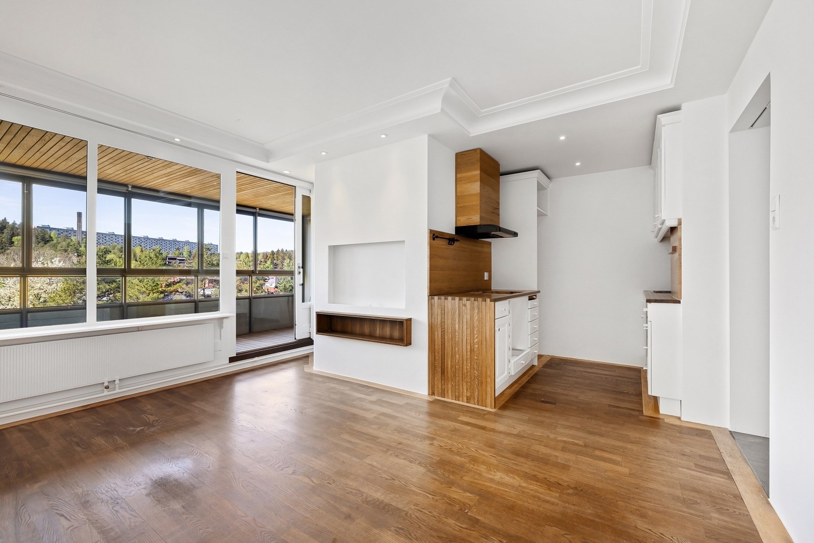 Åpen stue/kjøkkenløsning og store vindusflater som gir godt med lys! Galleribilde