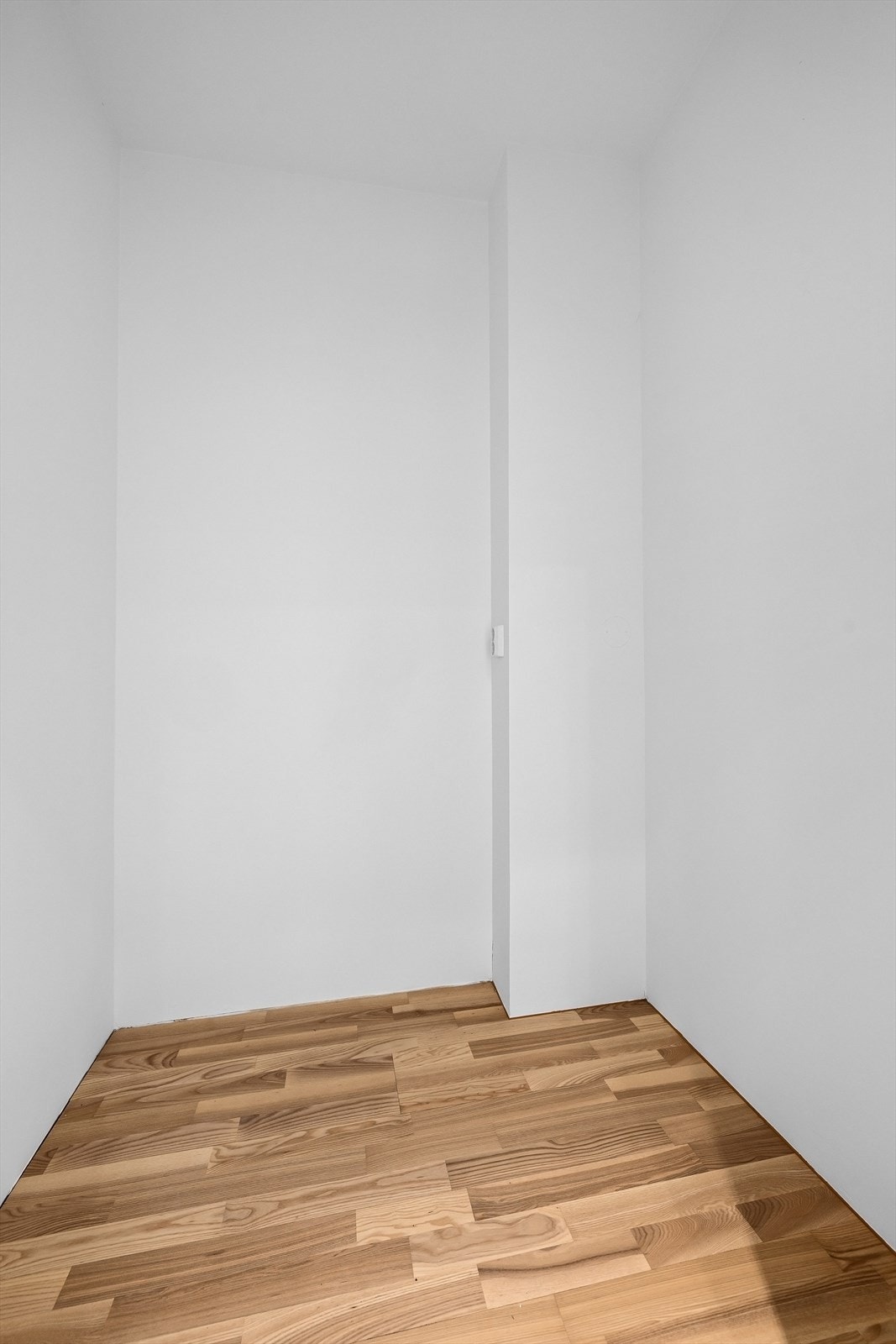 Praktisk bod i tilknytning til entreen med gode oppbevaringsmuligheter Galleribilde