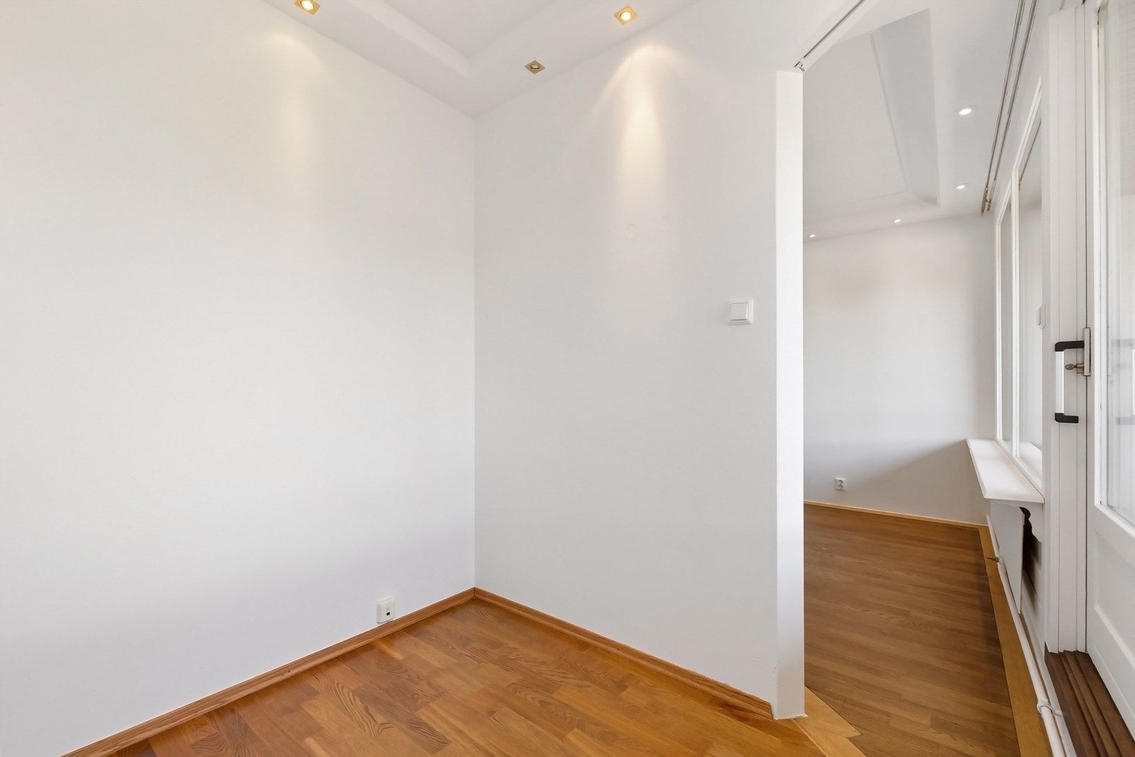 Romslig sovealkove bak delevegg i stuen Galleribilde