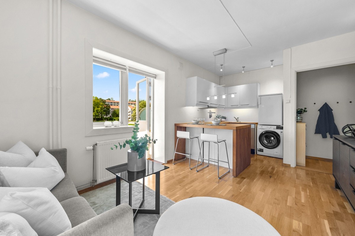 Flere møbleringsmuligheter. Selger har tidligere hatt sofaen under motsatt vindu. Galleribilde