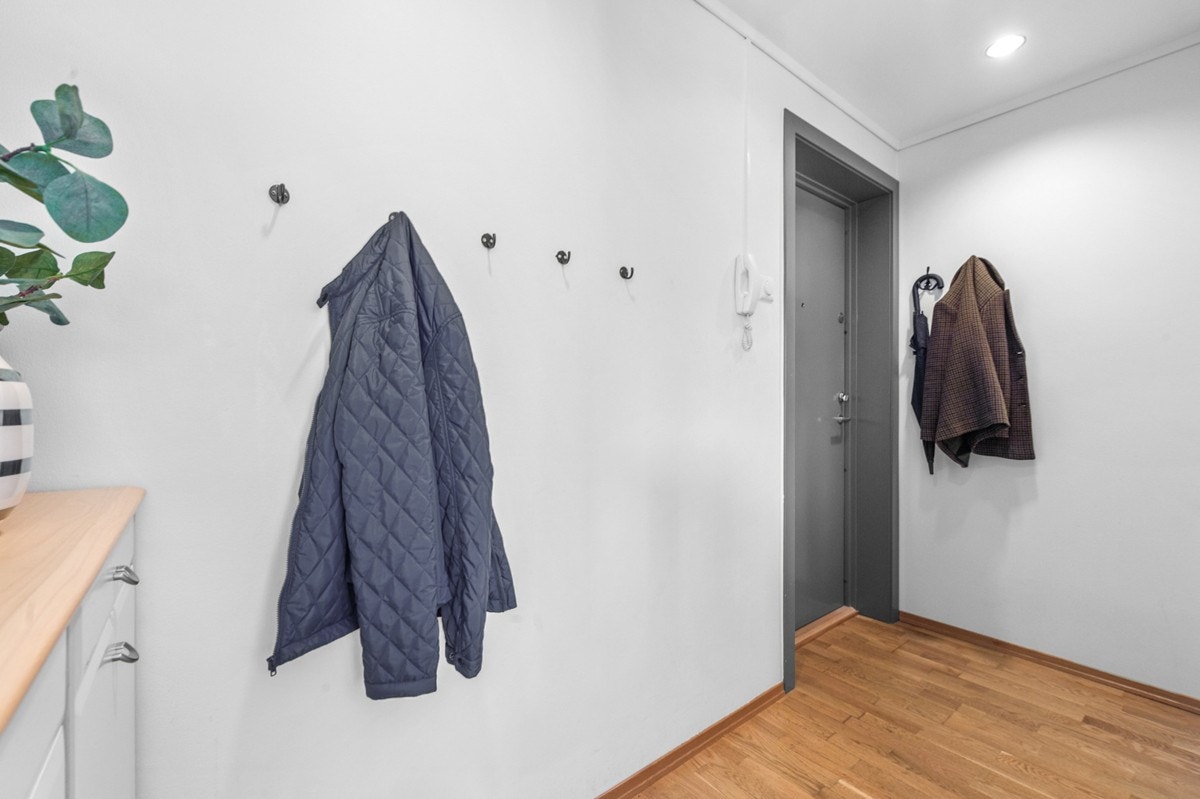Entré med plass til avhenging av yttertøy. Galleribilde