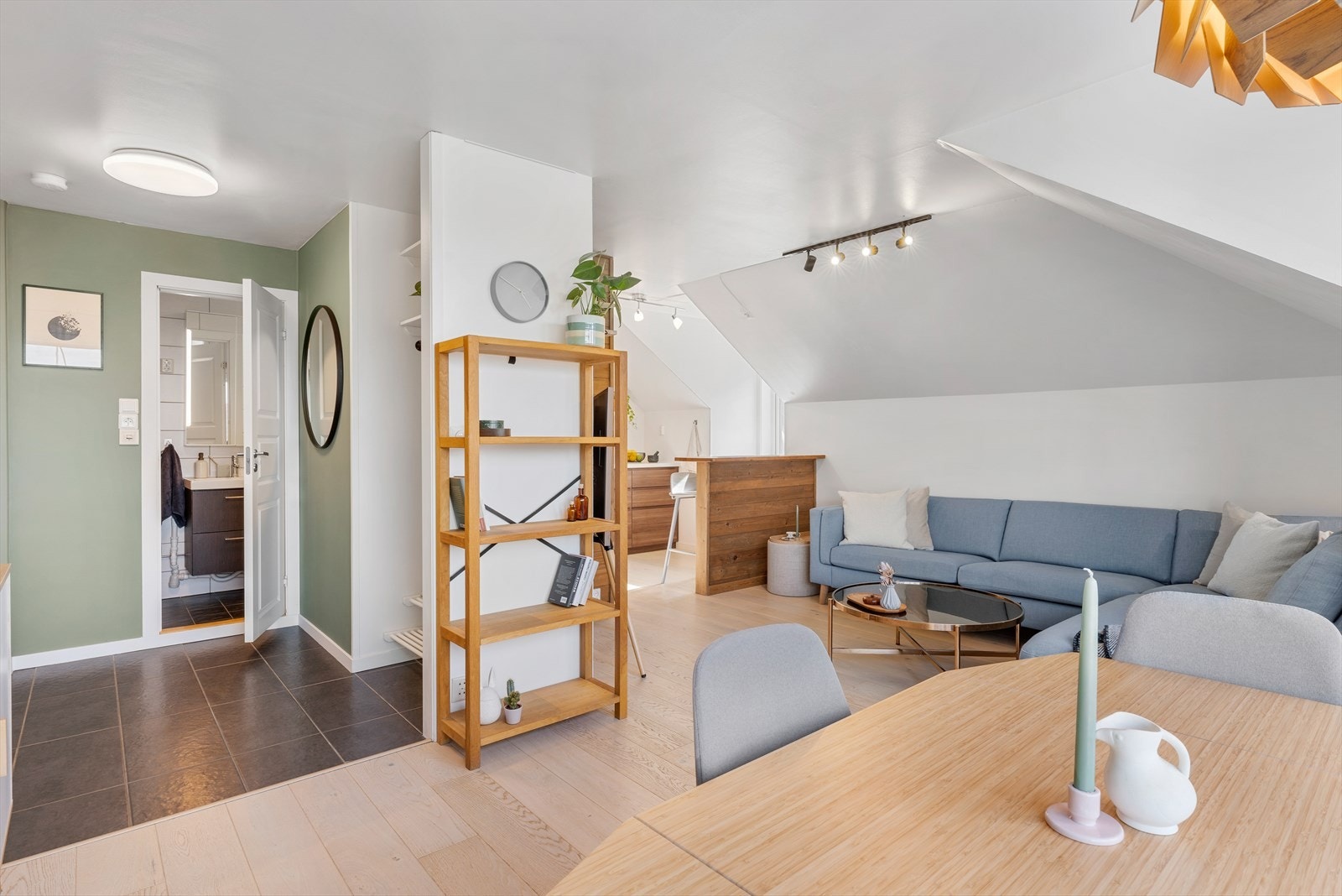 Videre kommer man til en åpen stue-/kjøkkenløsning på hele 25,9m². Galleribilde
