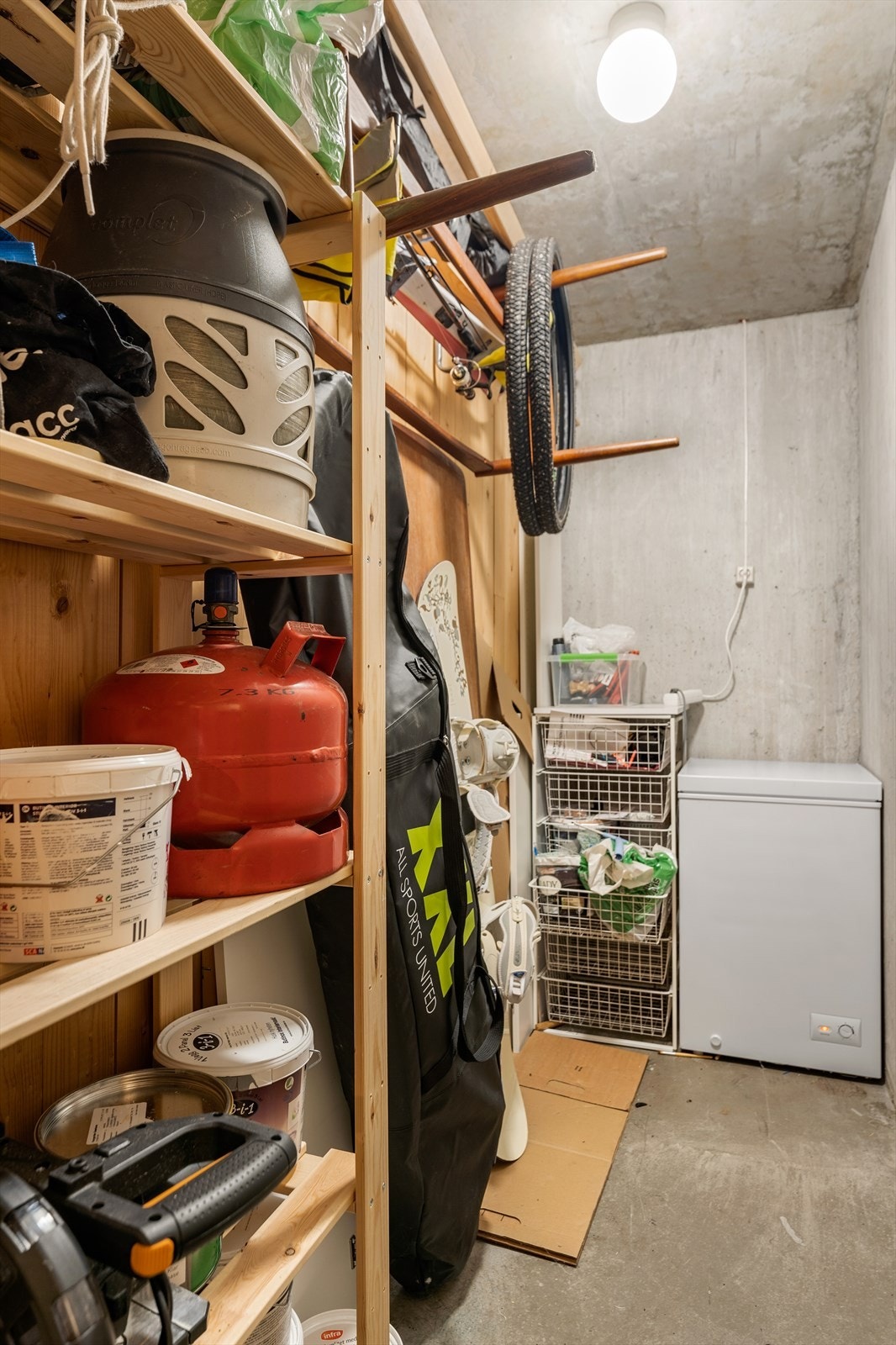 Det er en ekstern bod i byggets første etasje på 3,2m². Galleribilde