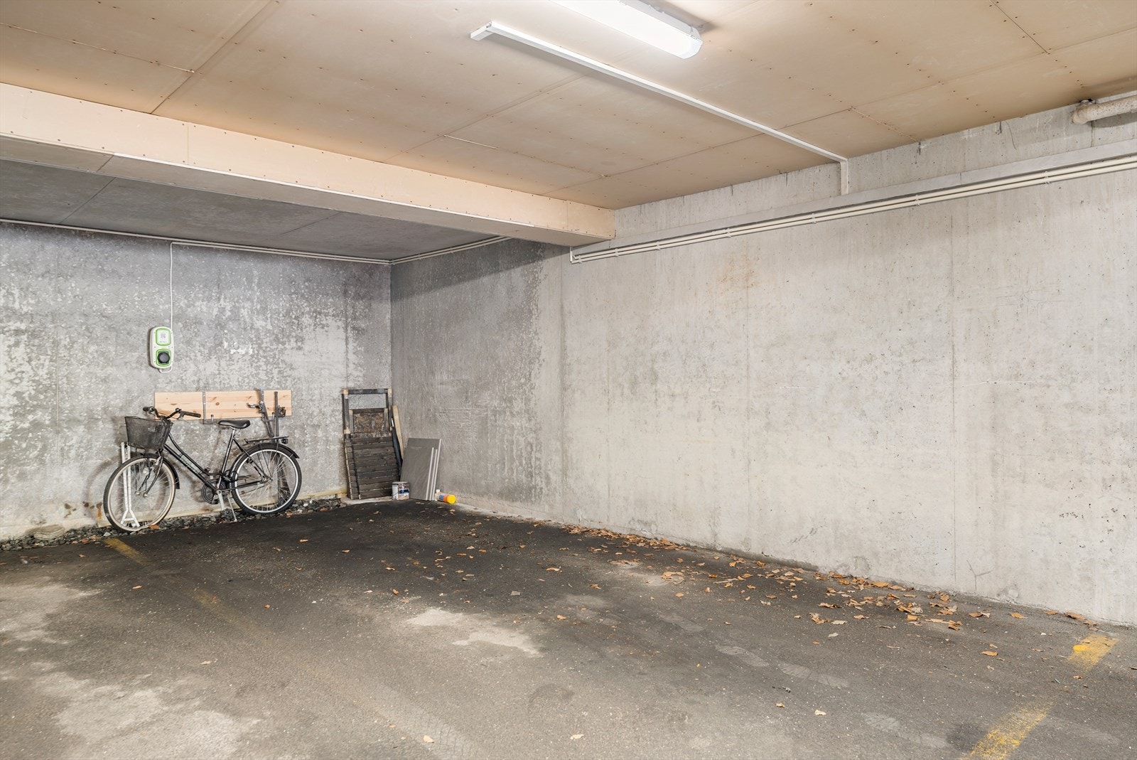 Fast biloppstillingsplass i felles lukket garasje. Galleribilde
