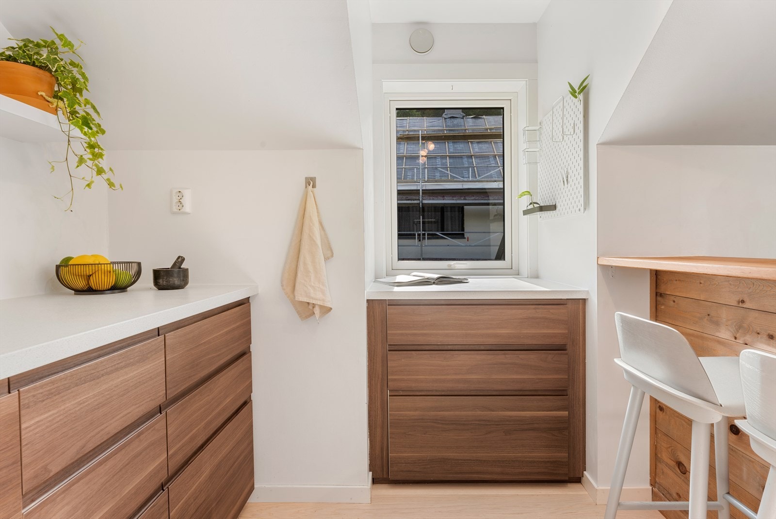 God utnyttelse av hele rommet gir rikelig med plass til oppbevaring. Galleribilde