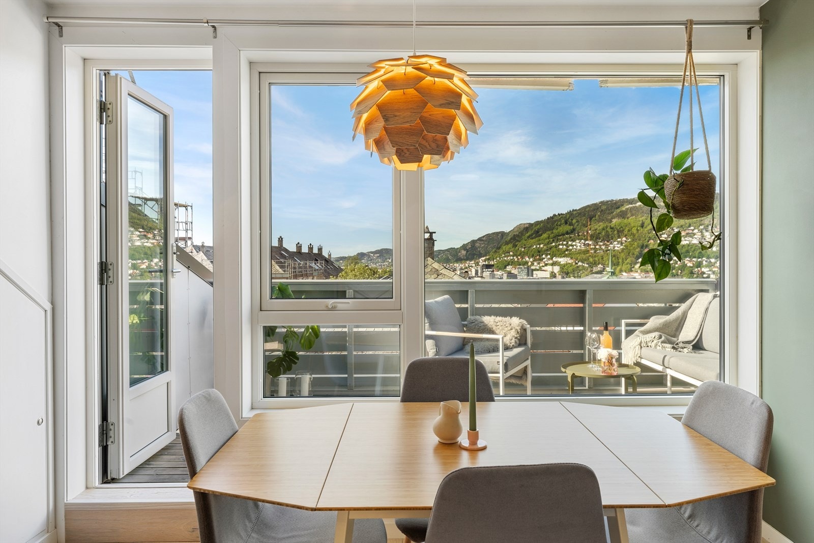 Stuedelen kan vise til store vindusflater med herlig utsikt og flotte fargekombinasjoner. Galleribilde