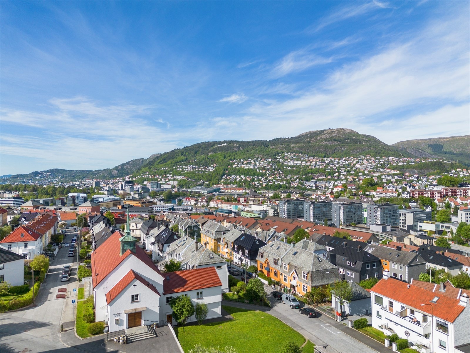 Leiligheten har en usedvanlig god lokal plassering, både i gate og i bygg. Fra stuevinduer har du fri, nydelig utsikt mot blant annet Ulriken. Galleribilde