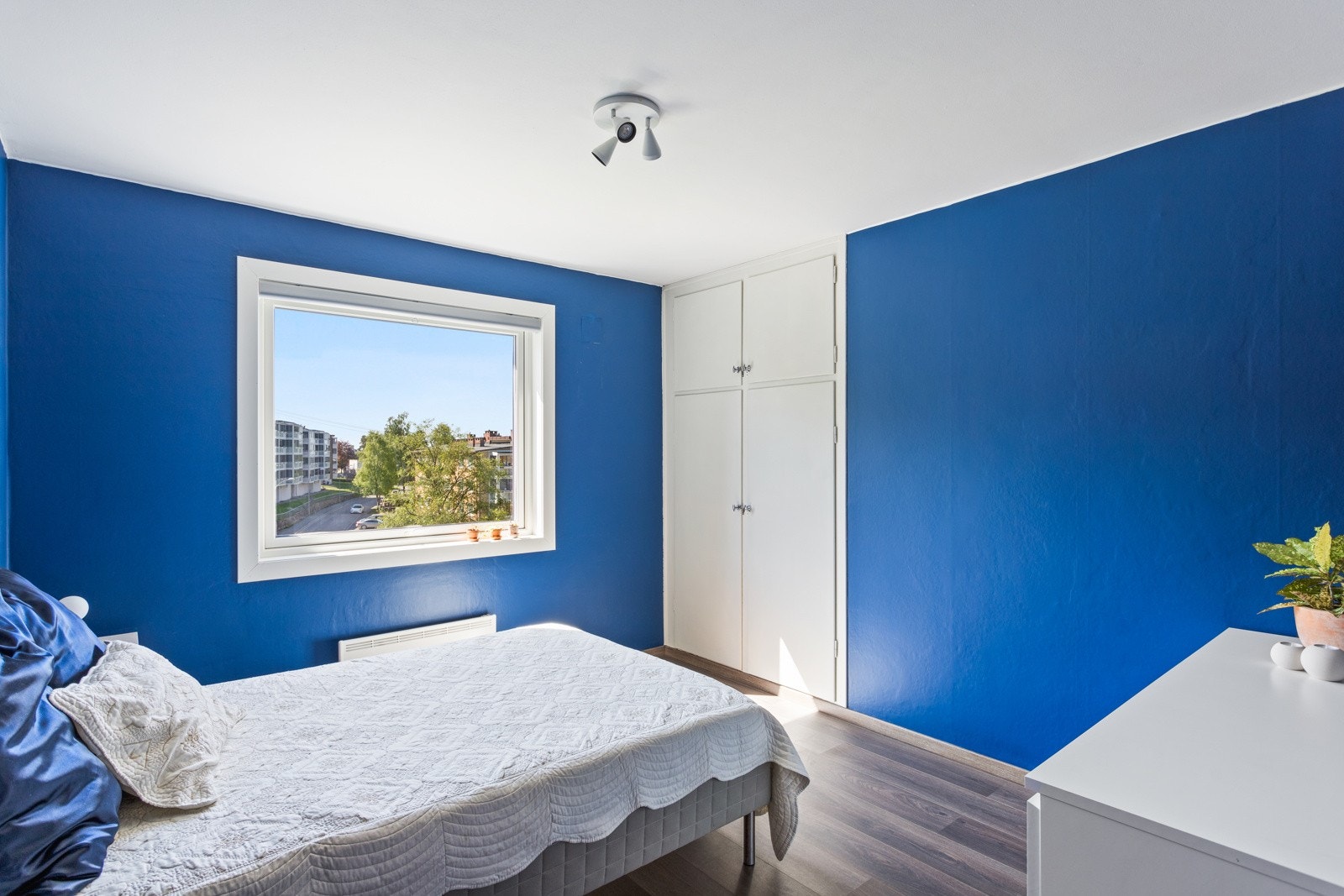 Soverom II - med plassbygd garderobeskap. Galleribilde