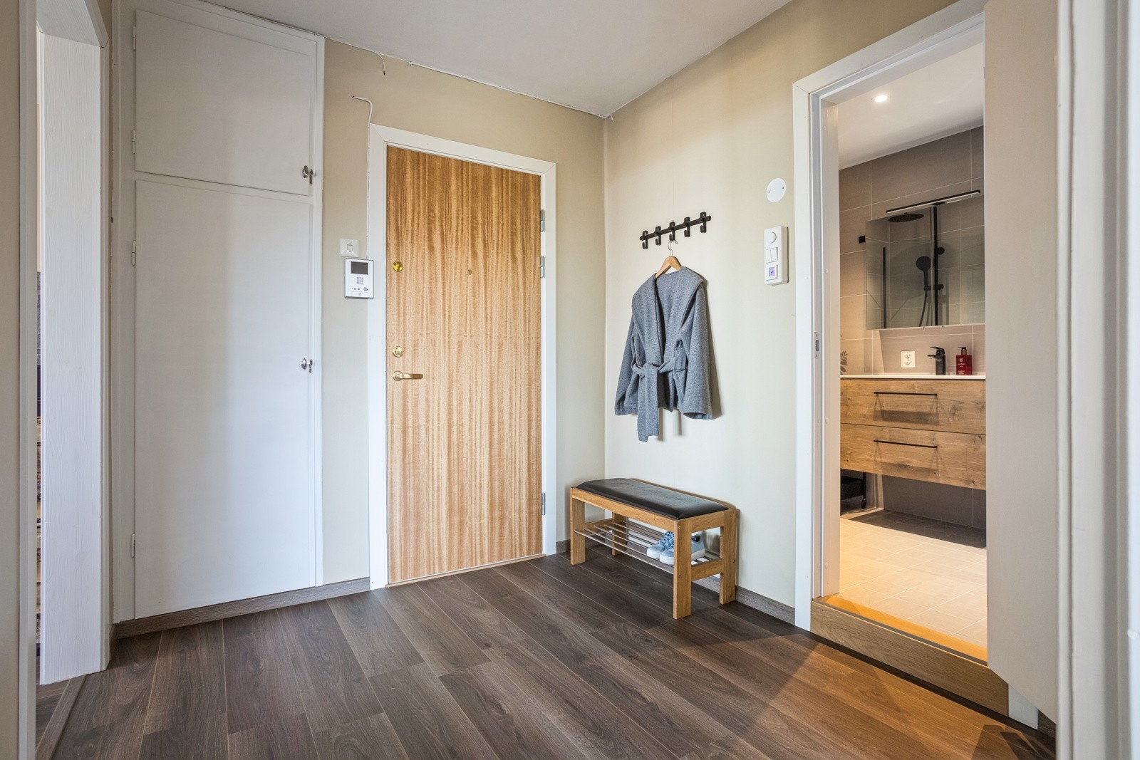 Praktisk og romslig entré med god plass til yttertøy og sko. Plassbygd garderobe. Porttelefon med kamera. Galleribilde