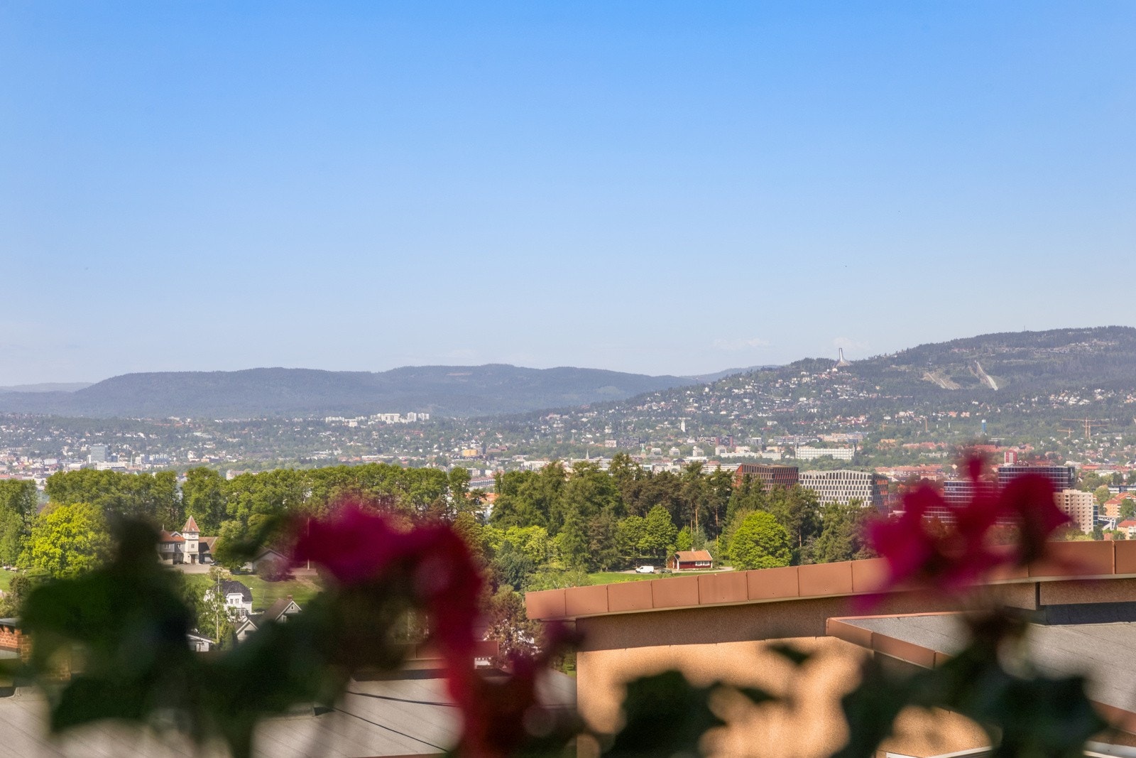 Utsikt til Holmenkollen i vest. Galleribilde