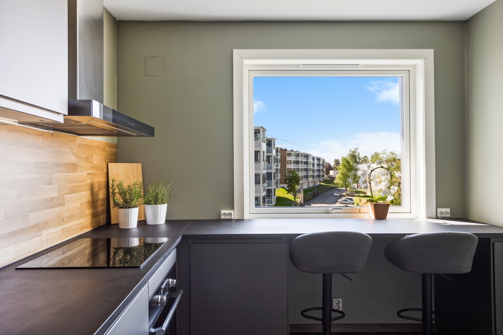 Spiseplass ved vindu med hyggelig utsyn. Galleribilde