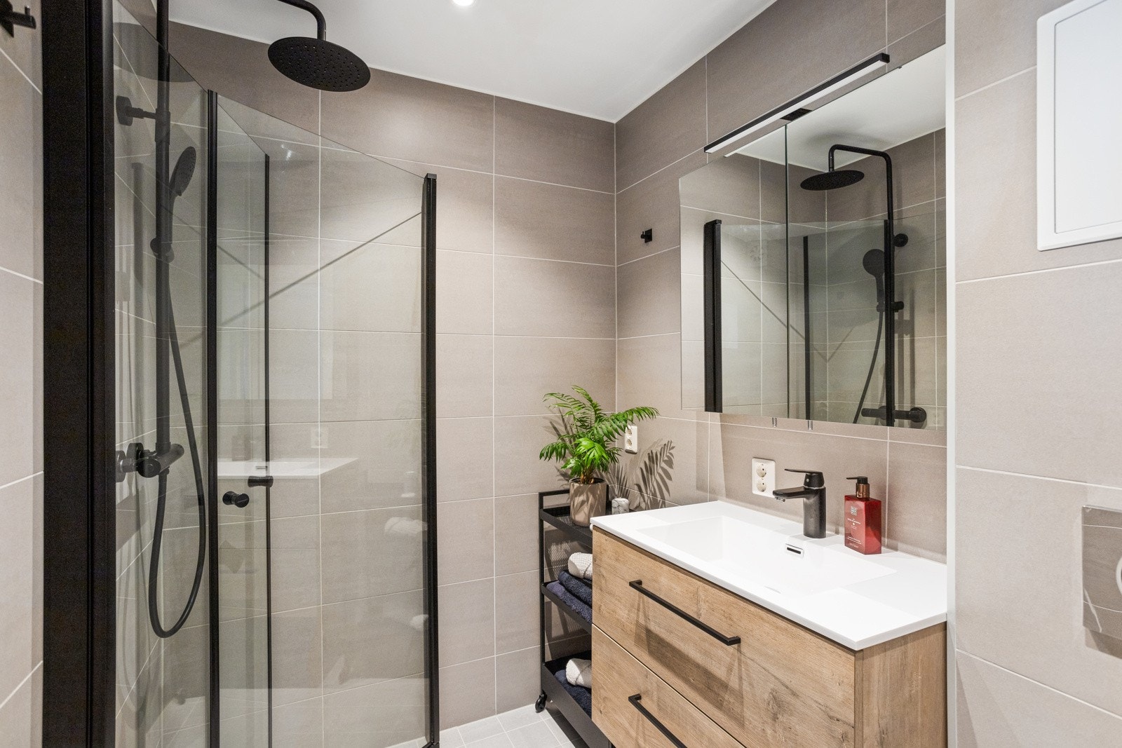 Delikat og flislagt baderom med elektrisk gulvvarme og innfelte downlights i himling. Badet ble oppusset i 2020. Dusjnisje med innfellbare dusjvegger. Håndholdt dusj og takdusj. Galleribilde