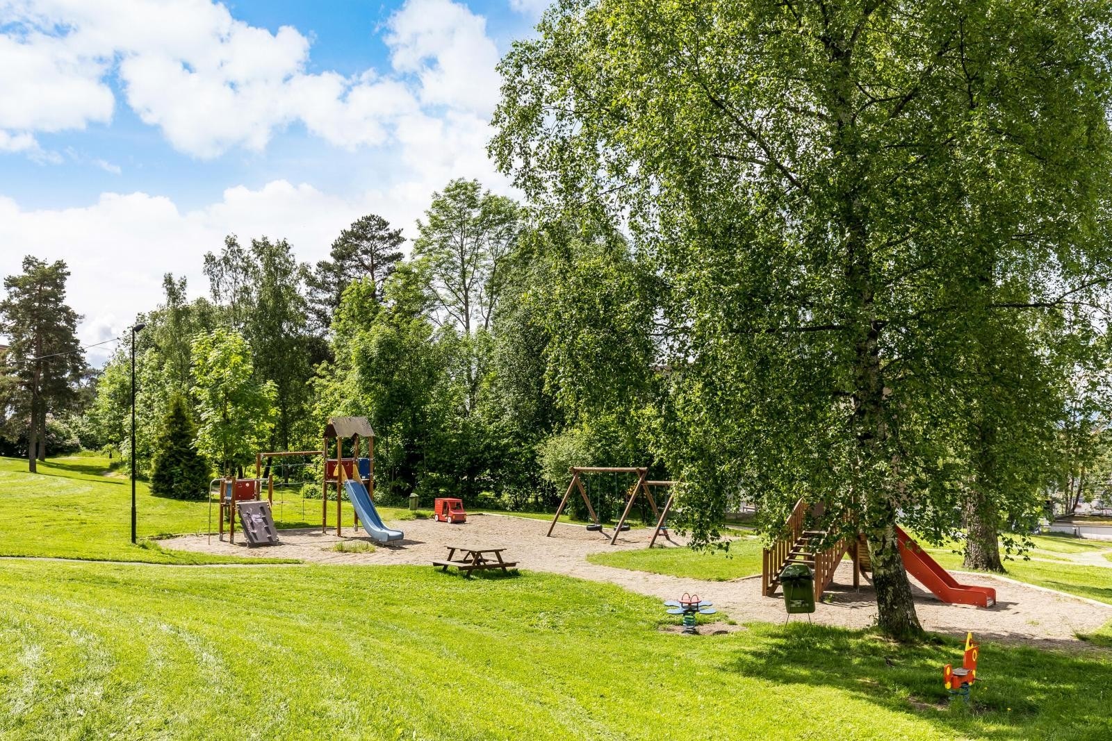 Lekeplass på borettslagets eiendom. Galleribilde